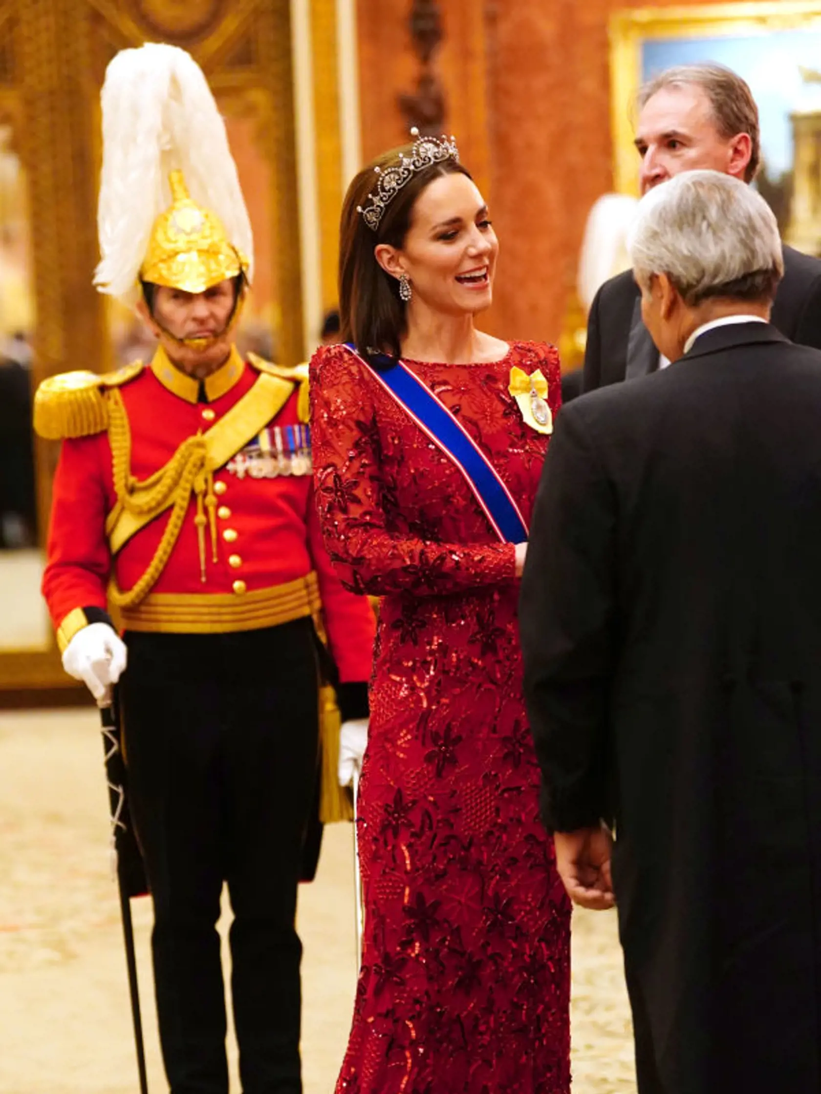 Princezná Kate žiarila v rubínových šatách.