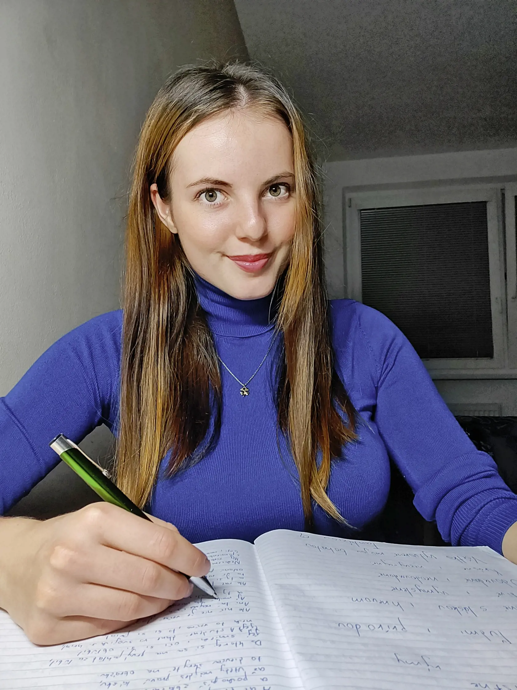 Miluje písanie a veršovanie. Básne k nej prichádzajú samé.