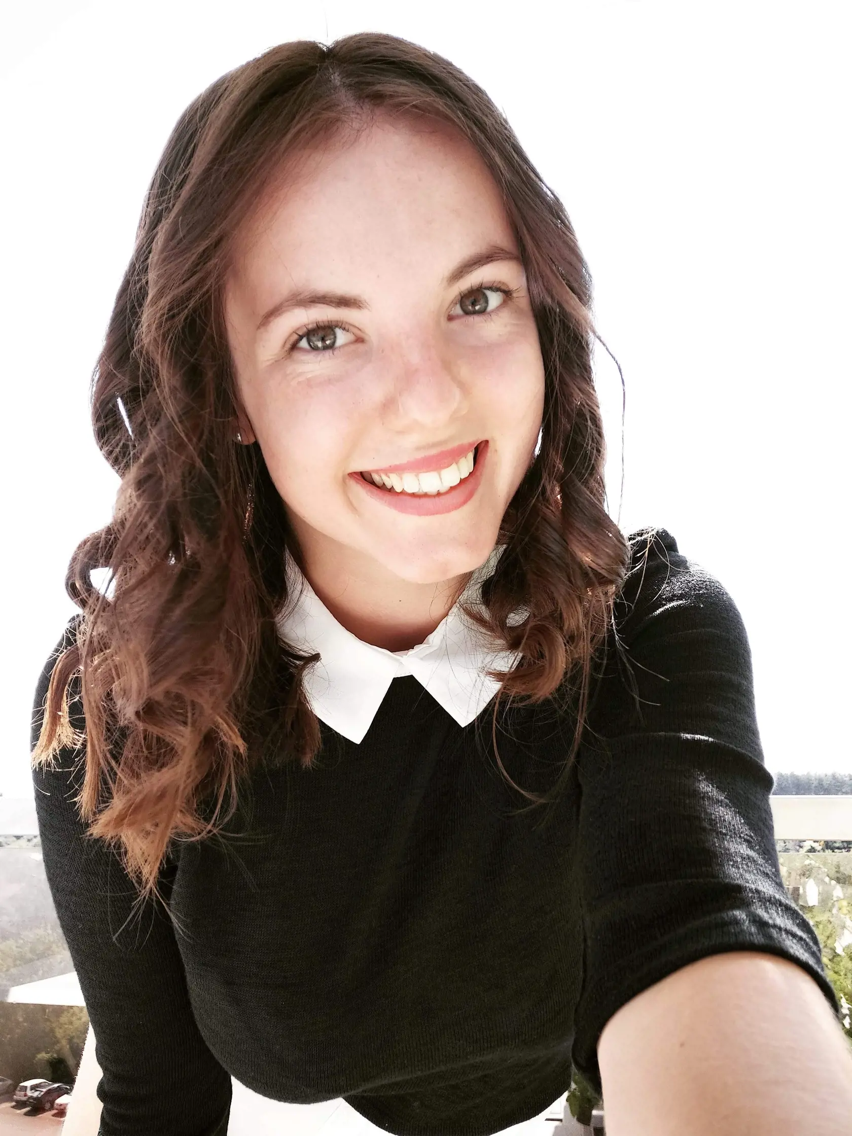 Sofia má umelecké meno Skarlet, ktoré používa ako poetka.