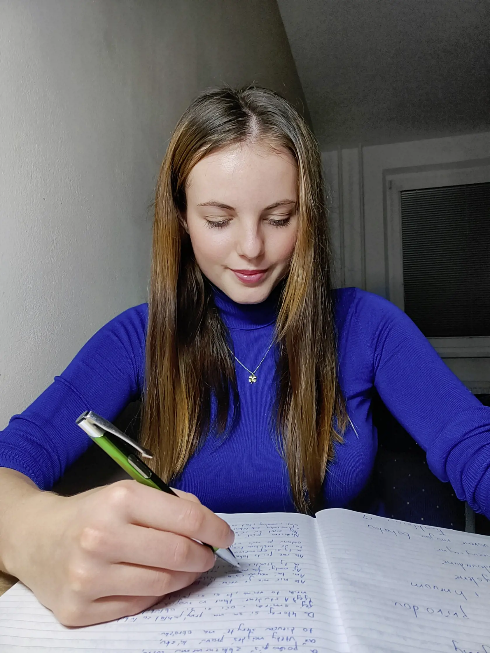 Meno Skarlet používa ako poetka.