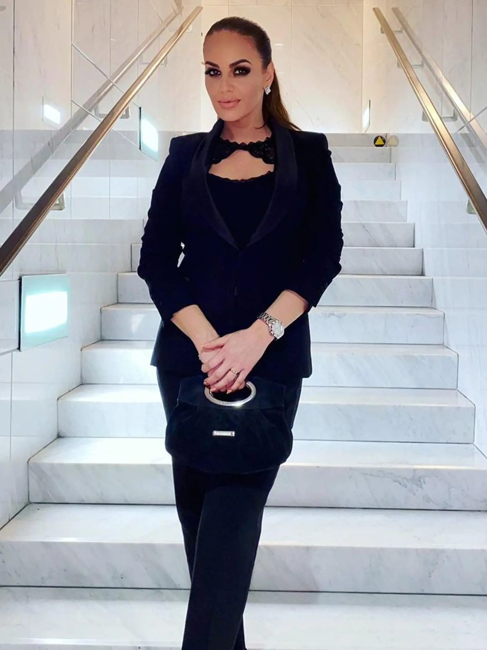 Karin Haydu v stredu večer na opere La Traviata v SND. Svojím vzhľadom by mohla konkurovať aj dvadsiatničkam!