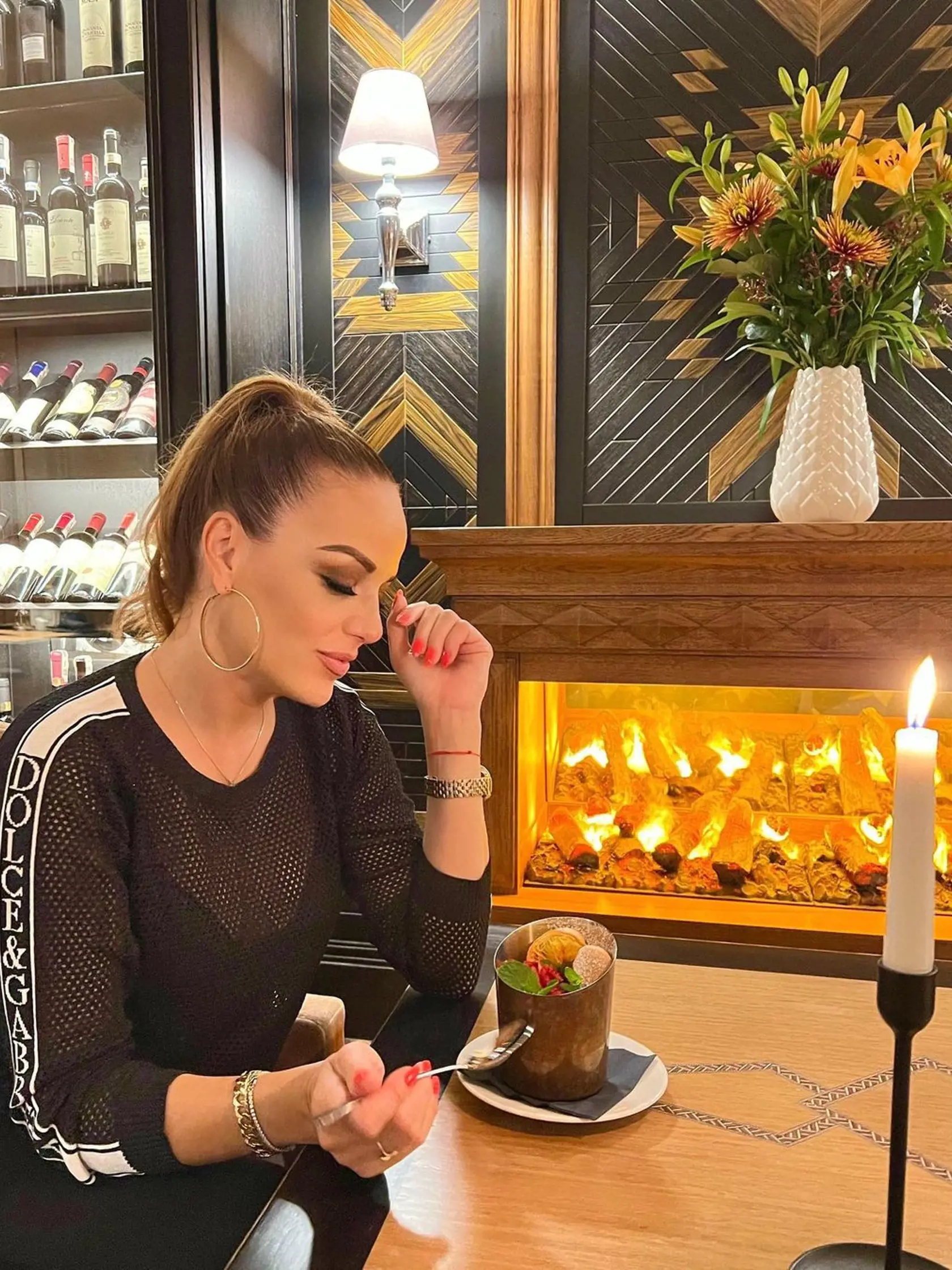 Karin Haydu sa ukázala v sexi sieťkovanom tričku. Starne ona vôbec?