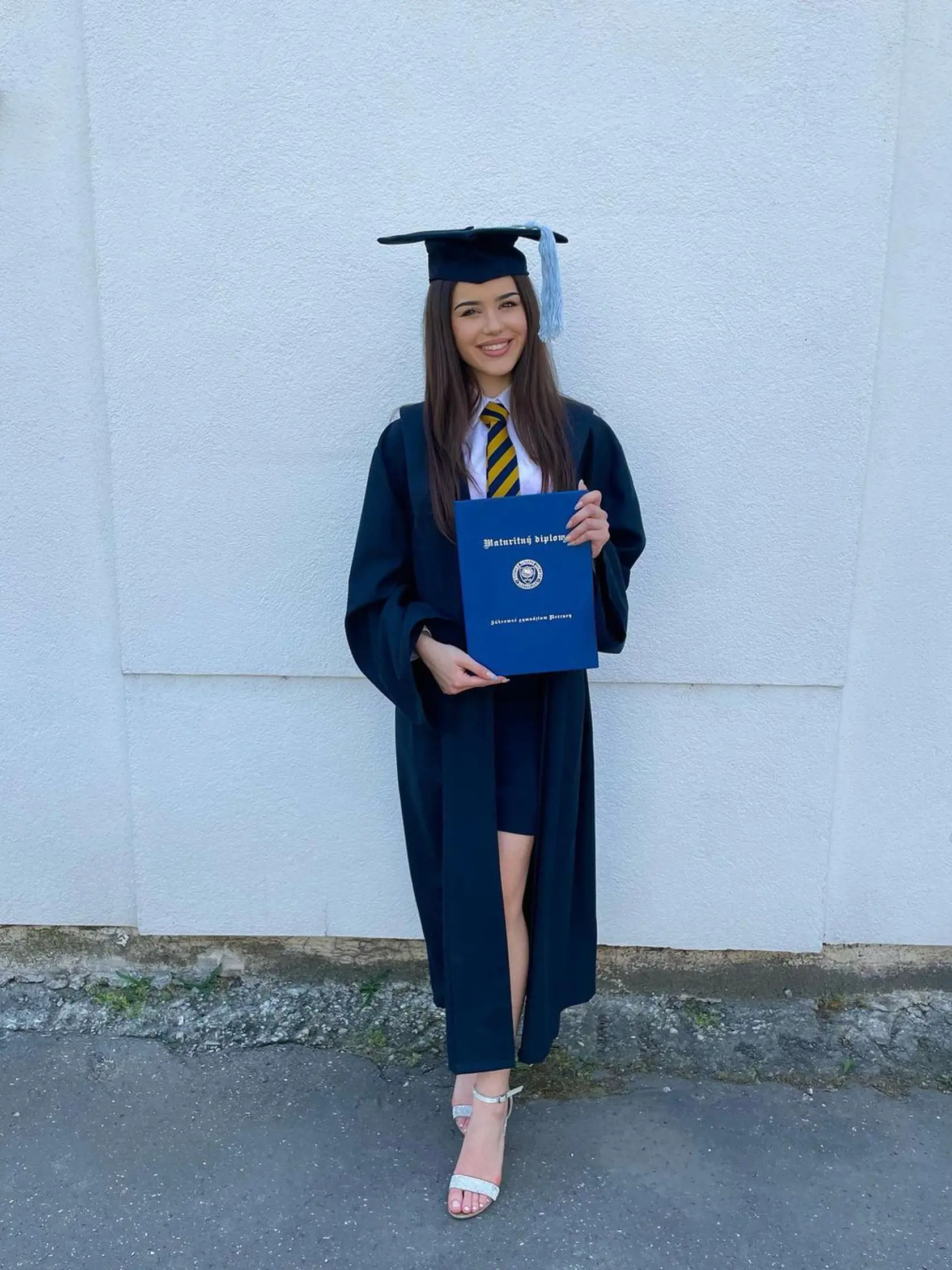 Krásna Vanesa s maturitným diplomom