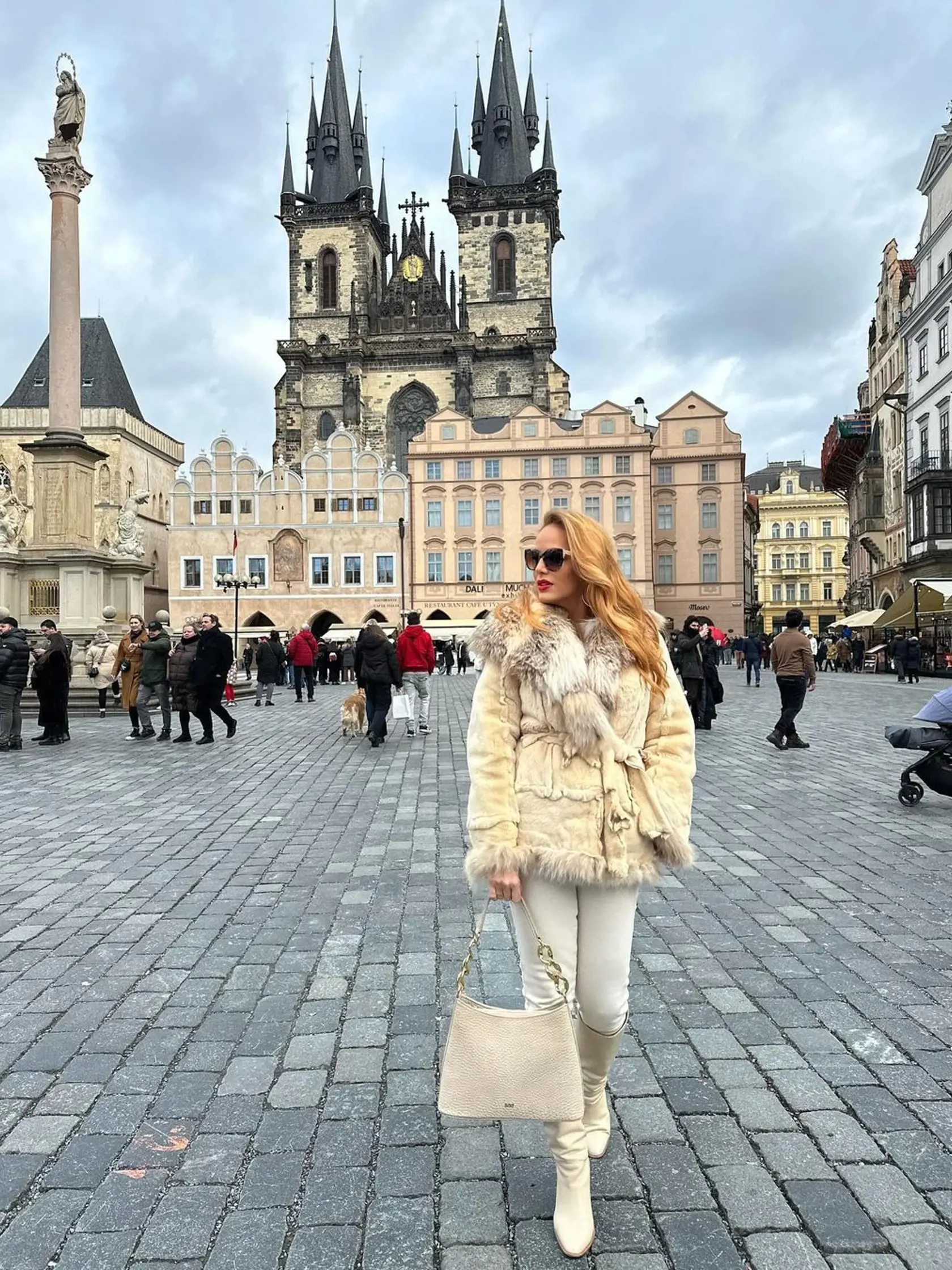 Karin Haydu má výrazne svetlejšie vlasy.