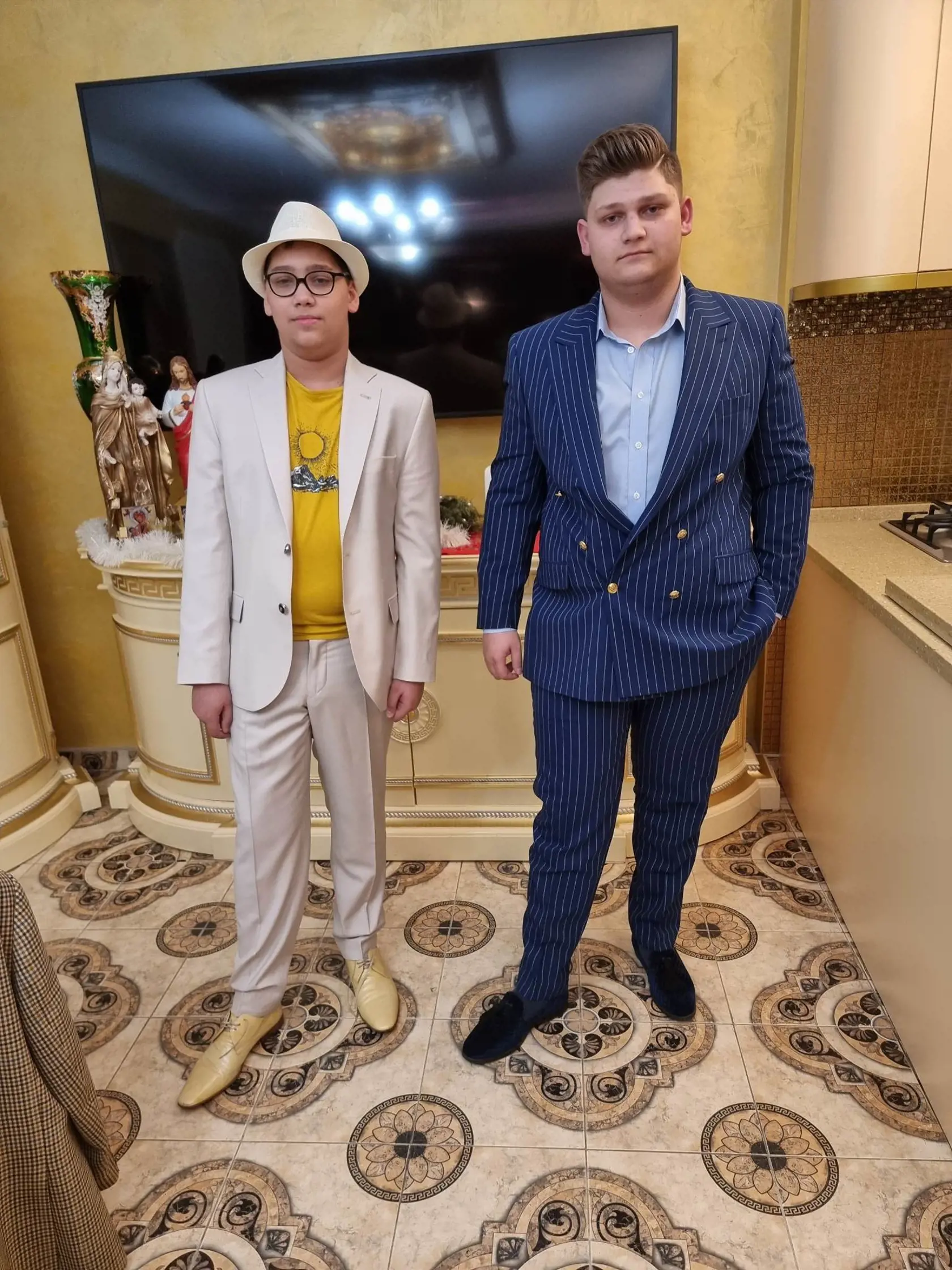 Rómsky kráľ Róbert Botoš zvolil synom pre naše prostredie naozaj netradičné mená. Starší (17) sa volá Prince a mladší (13) Tito. Hrdý otec tvrdí, že synovia nemajú výhrady k jeho výberu.