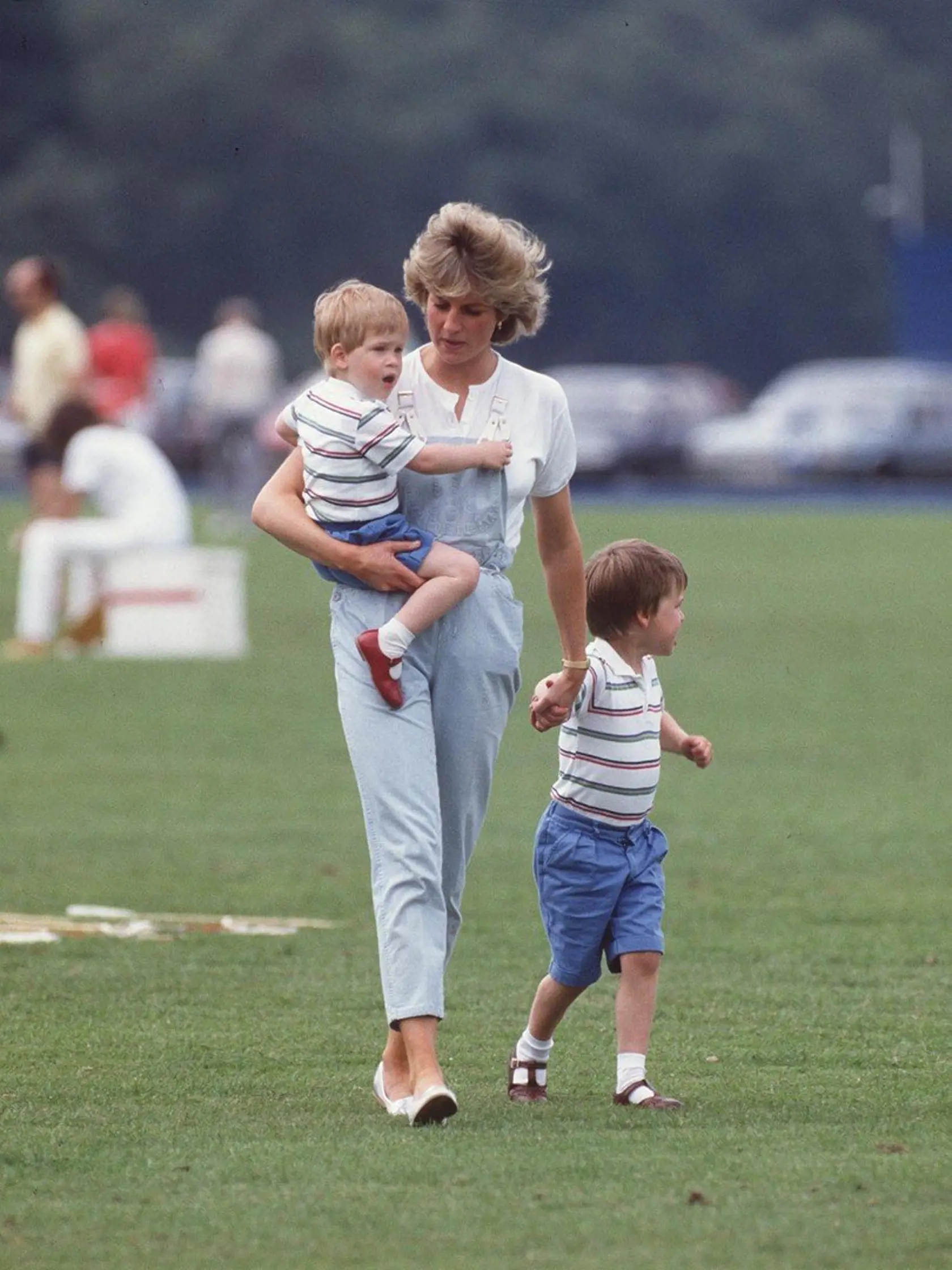 Princezná Diana so synmi vo Windsore v júni 1987.