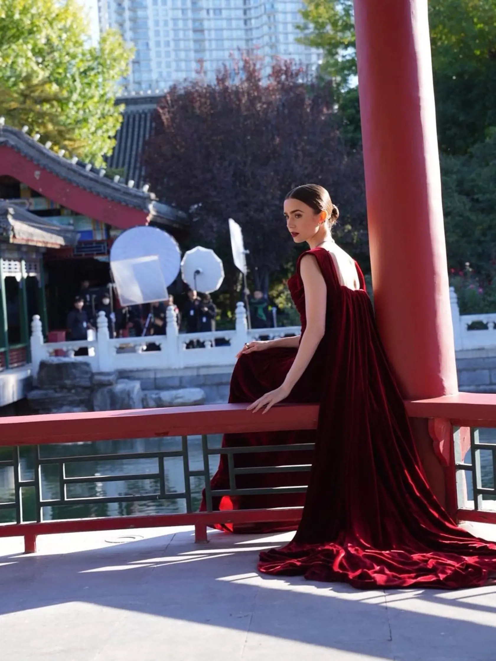 Fotky Lily Collins pre rôzne kampane a s tvorcami seriálu Emily v Paríži
