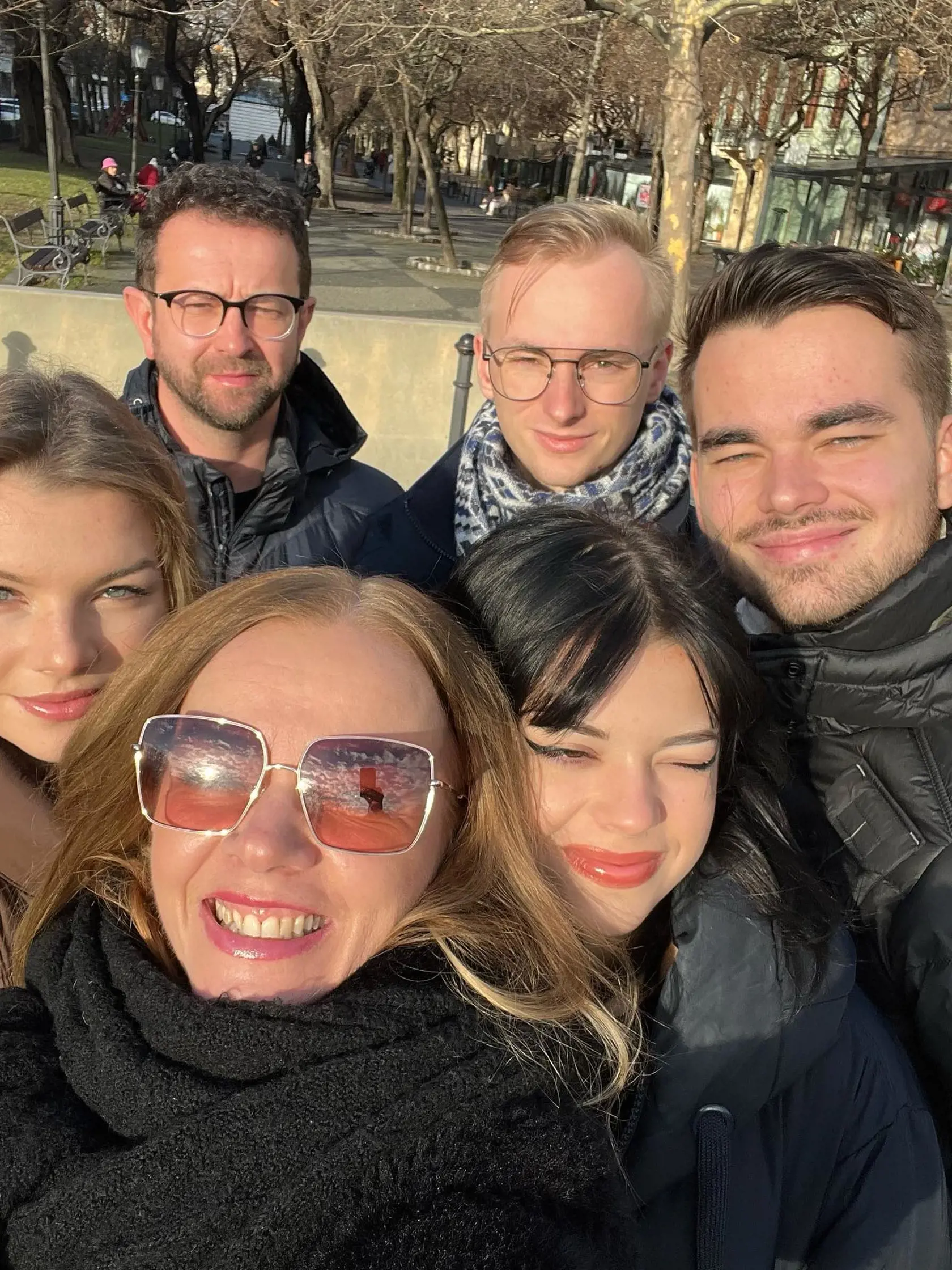 Spisovateľka a riaditeľka knižnice Petra Nagyová Džerengová má s bývalým manželom József Nagyom štyri deti. Dve slečny dostali mená Lóri (21) a Klári (14) synovia zasa Teo (25) a Leo (24)