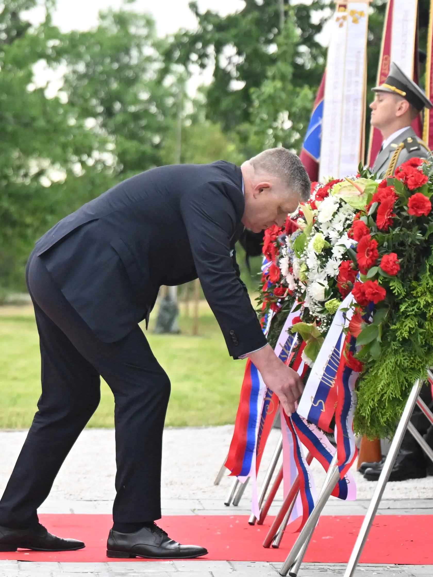 Na snímke predseda vlády SR Robert Fico (Smer-SD) počas pietneho aktu kladenia vencov pri Pomníku padlých rumunských vojakov v Piešťanoch 8. mája 2025 počas celoslovenských osláv 80. výročia víťazstva nad fašizmom. FOTO TASR - Martin Baumann
