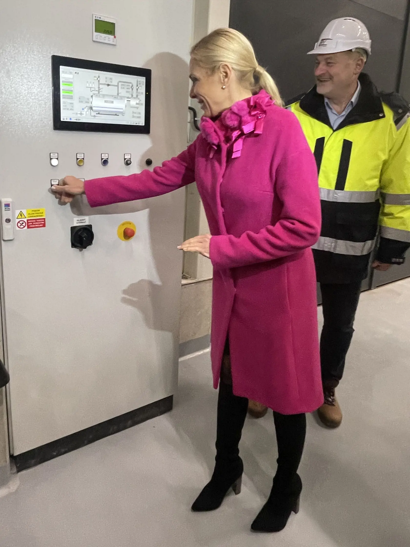 Mesto Prievidza už vykurujú cez nový zdroj tepla, ktorý pochádza z obnoviteľných zdrojov energie. Doplnkom mu bude v zimných mesiacov plyn. Špičkovú kotolňu v Prievidzi, ktorá je súčasťou nového zdroja, do prevádzky v utorok spustila ministerka hospodárstva Denisa Saková (Hlas-SD). Na snímke ministerka hospodárstva Denisa Saková (Hlas-SD) a riaditeľ Prievidzského tepelného hospodárstva (PTH) Milan Bugár pri spustení nového zdroja v prievidzi v utorok 12. decembra 2023. FOTO TASR -  Alexandra Moš