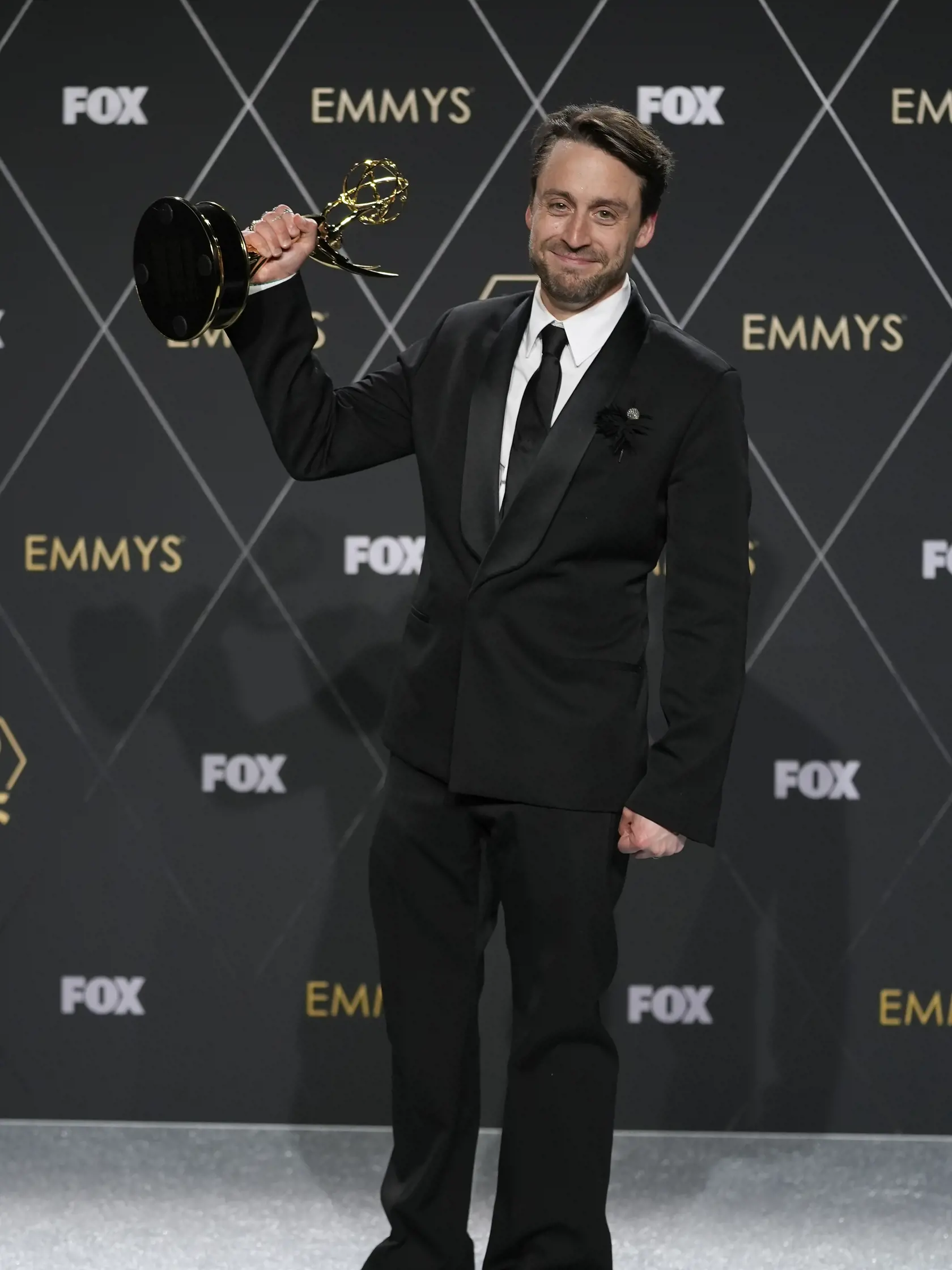 KK2 Los Angeles - Na snímke herec Kieran Culkin pózuje s cenou Najlepší herec v hlavnej úlohe v dramatickom seriáli (Succession) počas 75. ročníka odovzdávania amerických televíznych cien Emmy v americkom Los Angeles 16. januára 2024. FOTO TASR/AP
Kieran Culkin, winner of the award for outstanding lead actor in a drama series for "Succession," poses in the press room during the 75th Primetime Emmy Awards on Monday, Jan. 15, 2024, at the Peacock Theater in Los Angeles. (AP Photo/Ashley Landis)