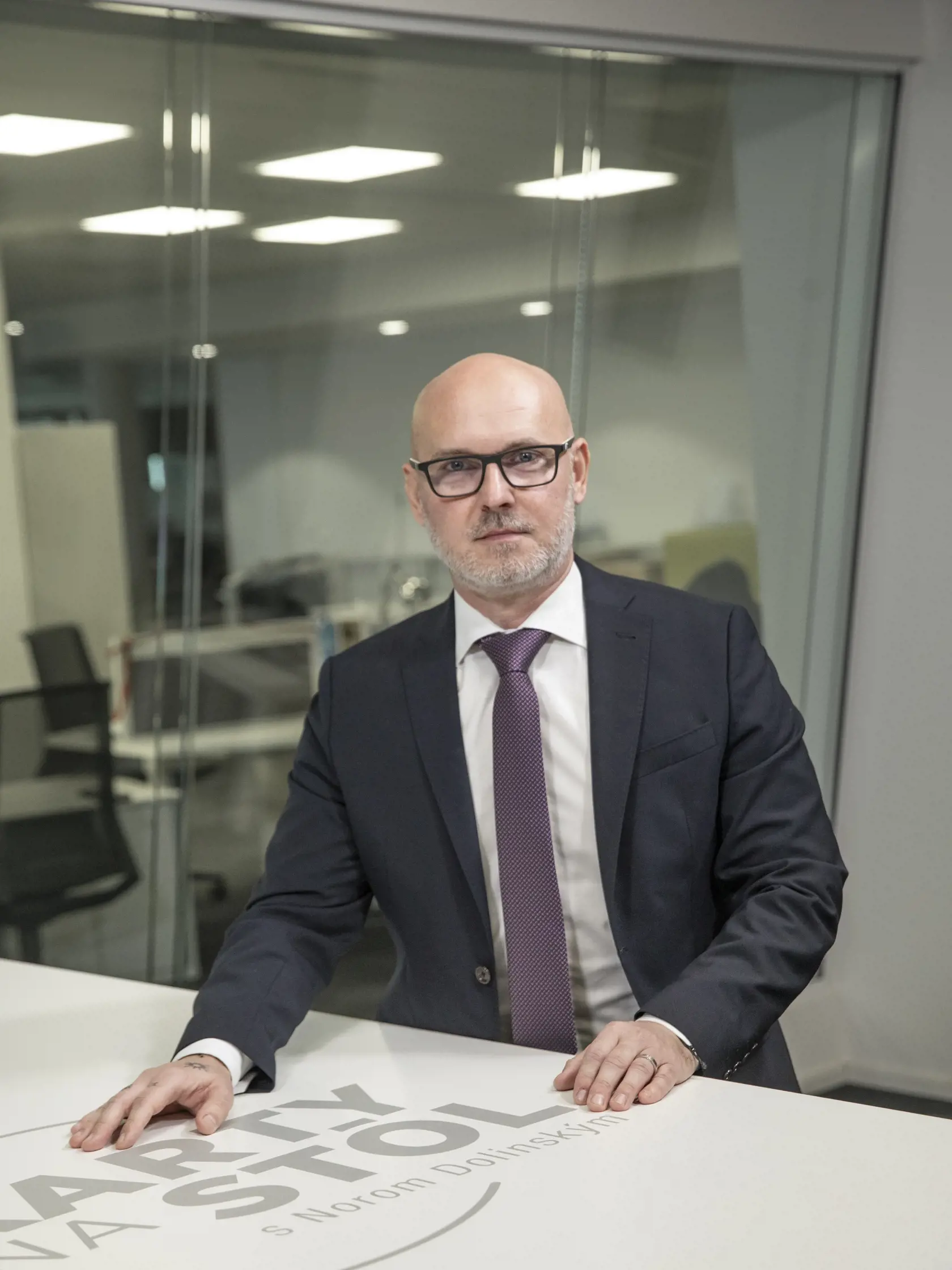 Na snímke je diskusná relácia “Karty na stôl”, ktorej hosťom bol  predseda strany SaS Branislav Gröhling. 