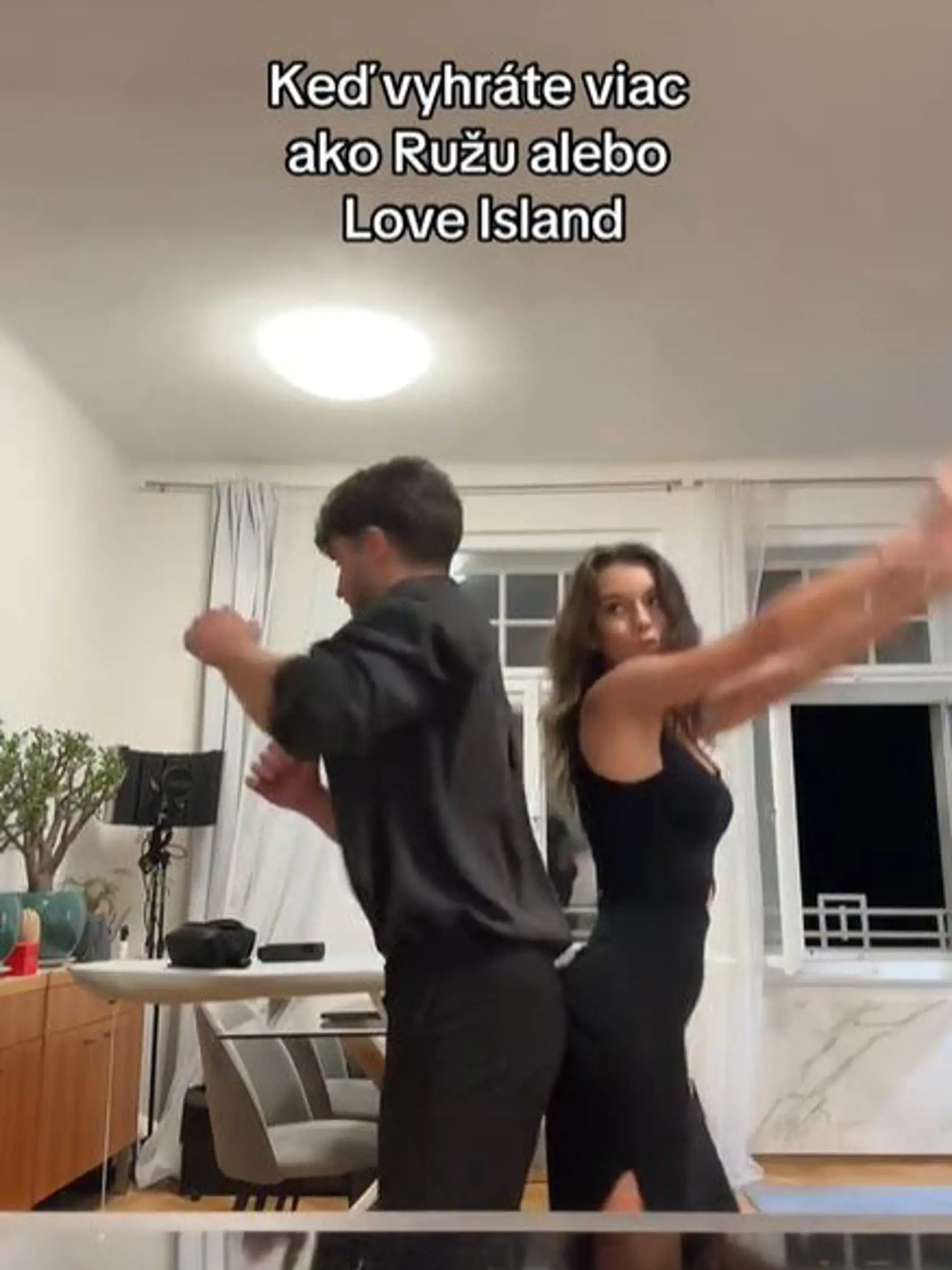 Julie Hojdyszová s Luom v spoločných videách, Vžddy majú na sebe to isté.