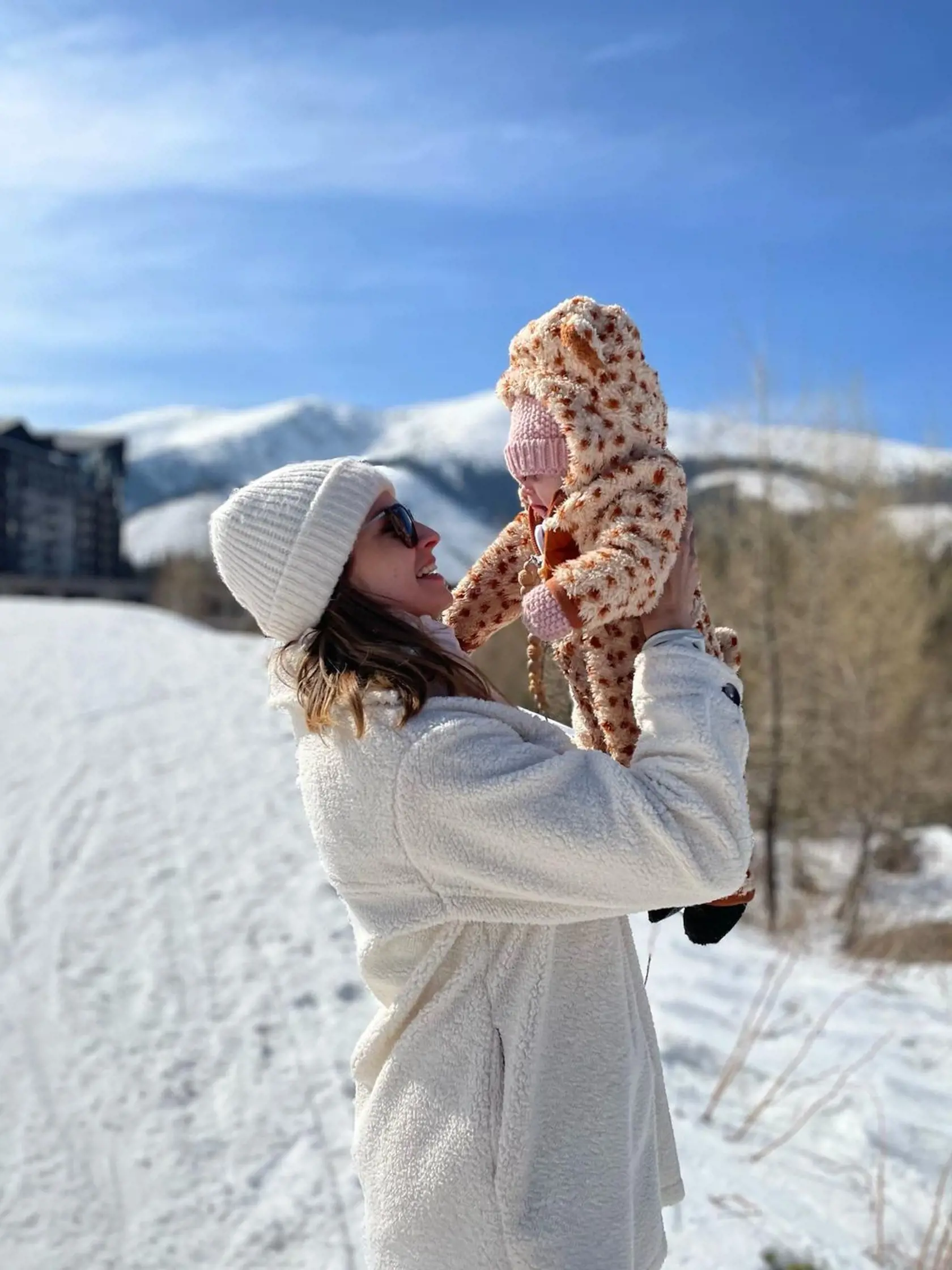 Tereza obliekla malú Olíviu do rozkošného overalu.