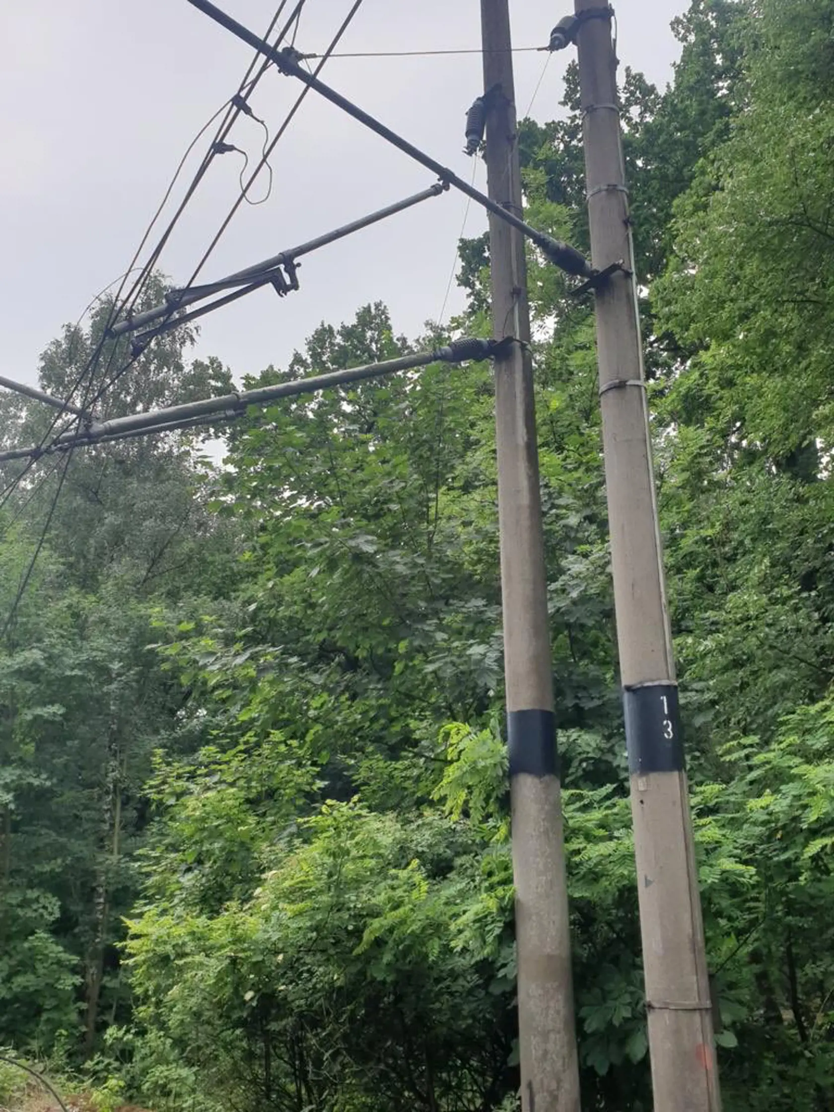 Silné búrky odstavili vlakovú dopravu. hasiči mali počas dňa plné ruky práce.
