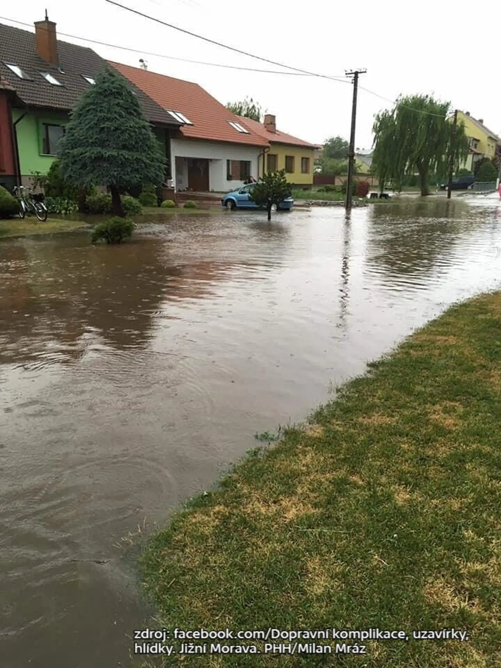 Českom sa prehnali extrémne silné búrky sprevádzané krupobitím a prívalovými dažďami.