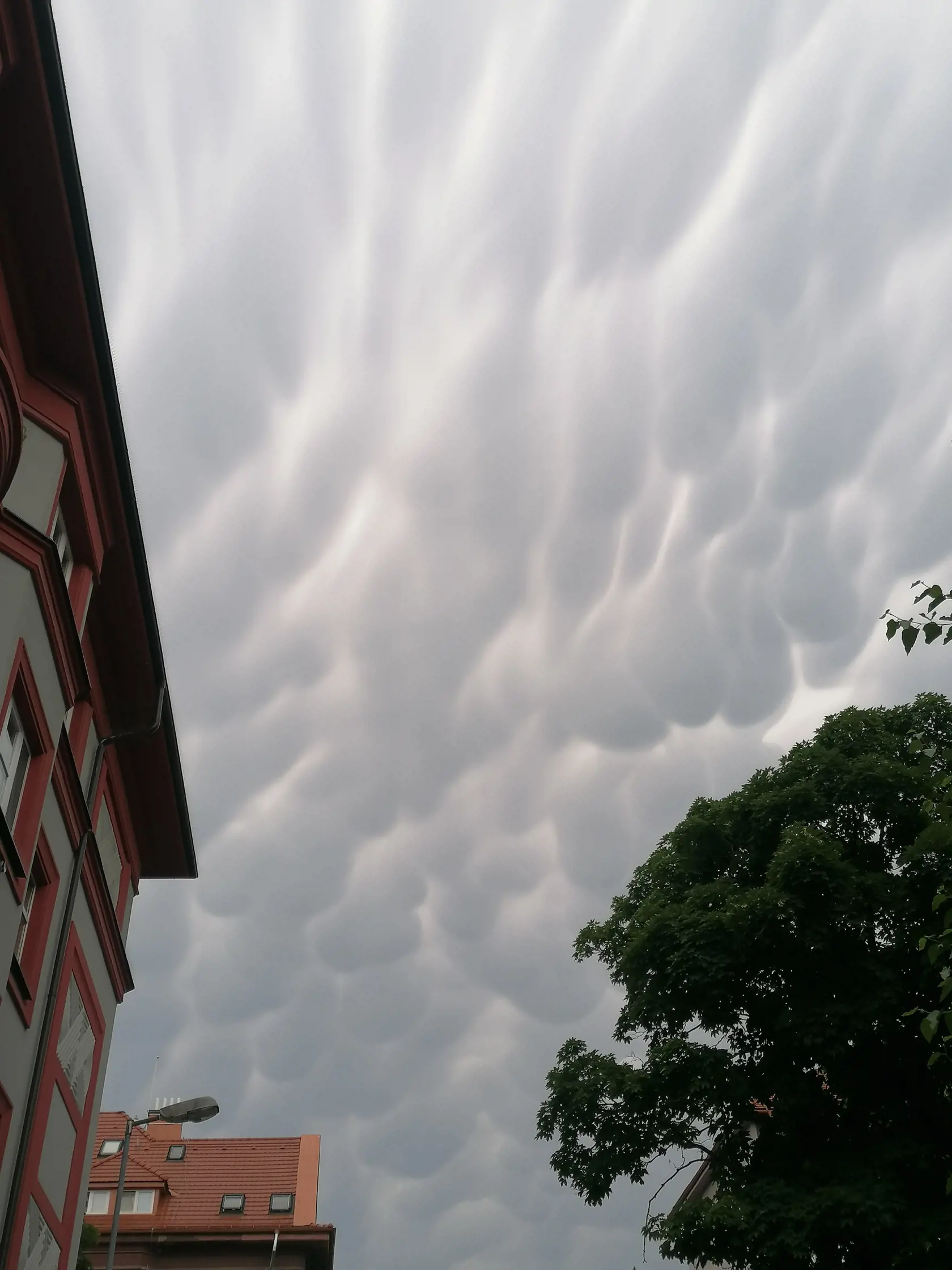 Oblaky počas horúčav v Bratislave vo štvrtok 24. júna 2021. FOTO TASR - Martina Kriková 
