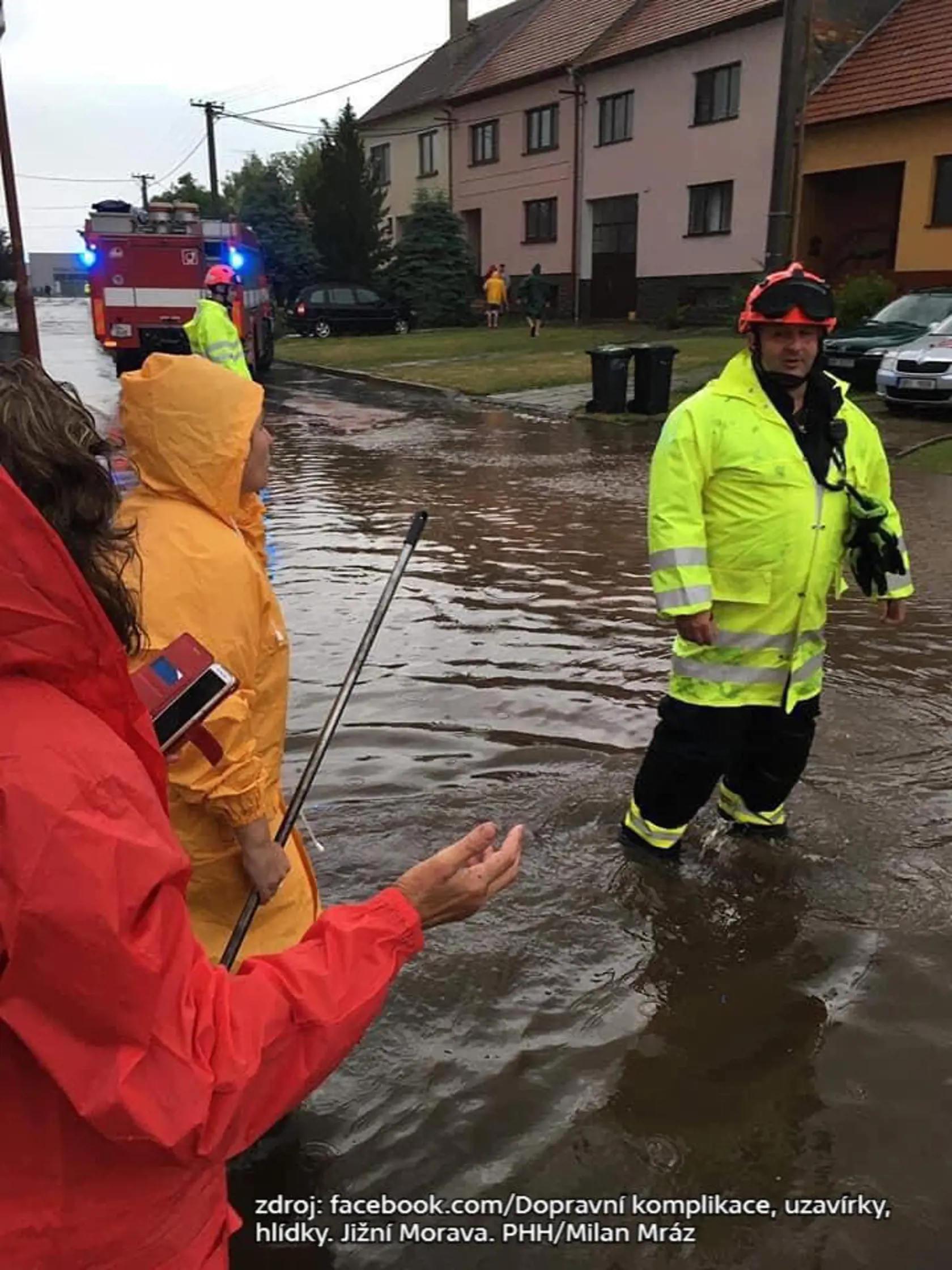 Českom sa prehnali extrémne silné búrky sprevádzané krupobitím a prívalovými dažďami.