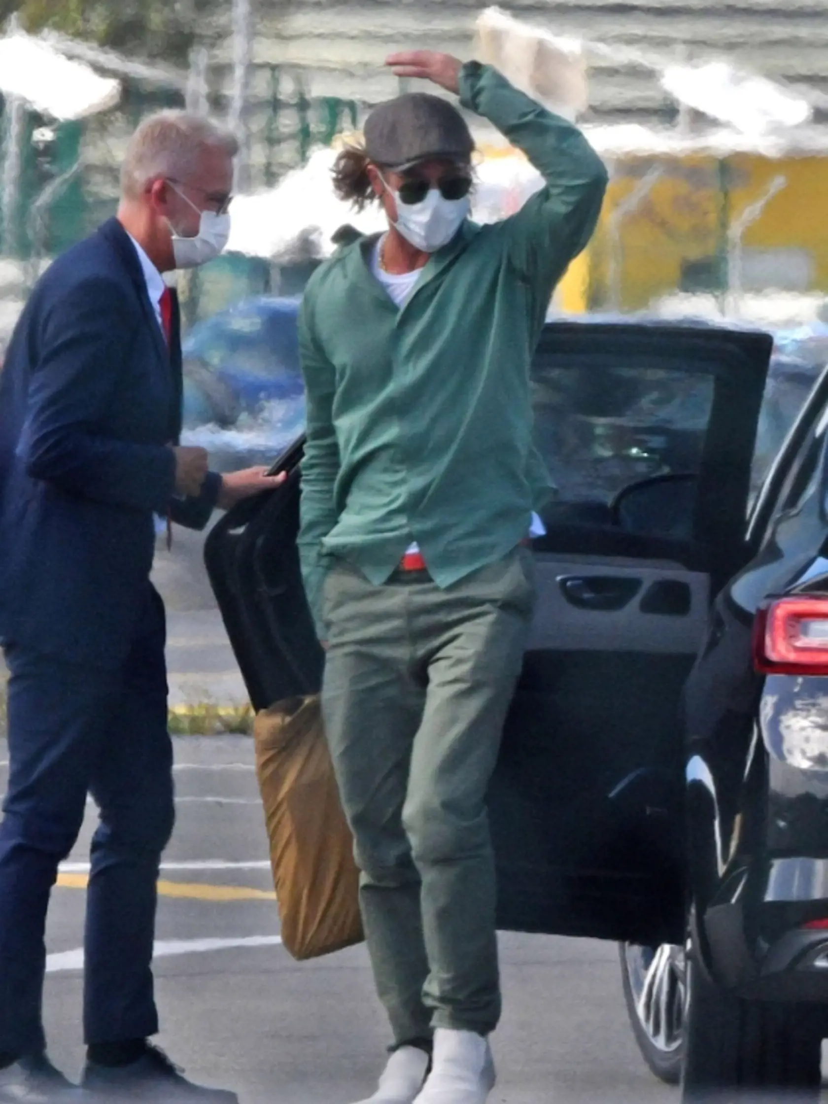 Brad Pitt na letisku s Nicole Poturalski.