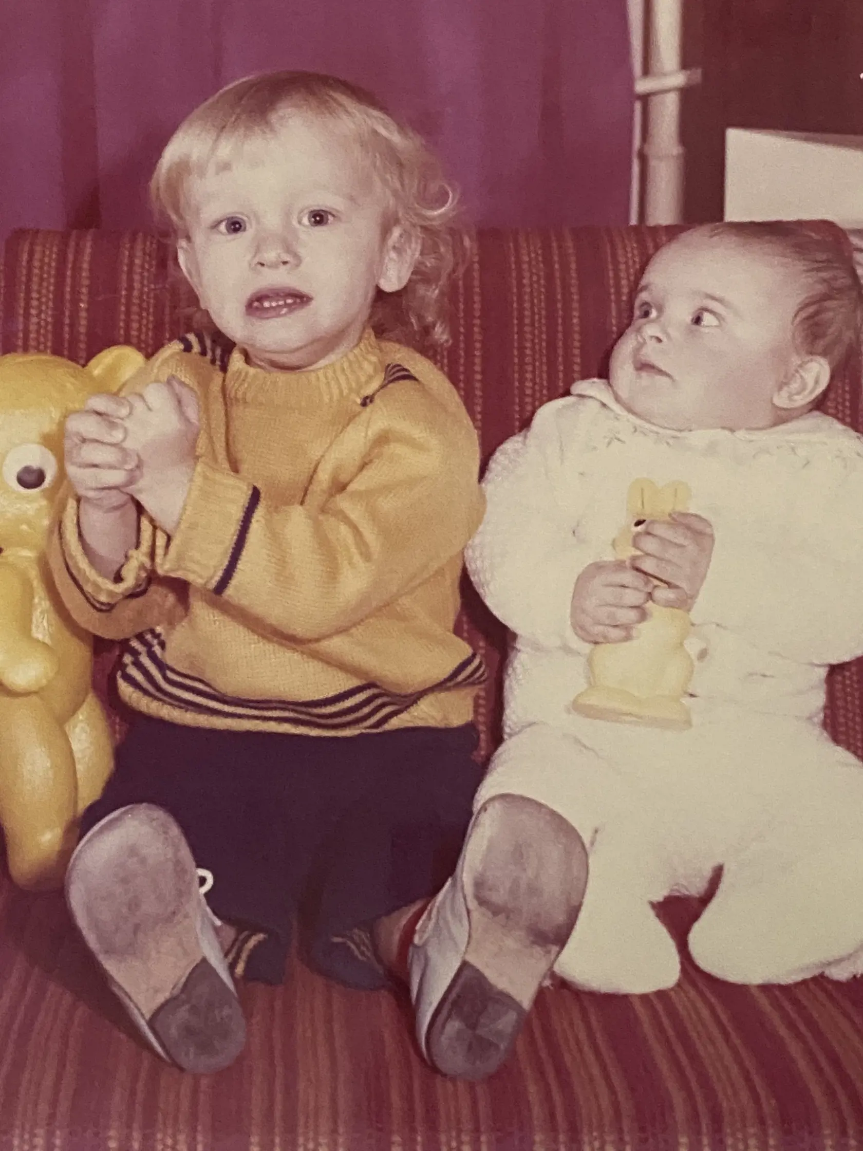Nebohý Peter Kosár (†45) ako dieťa s mladšou sestrou Janou.