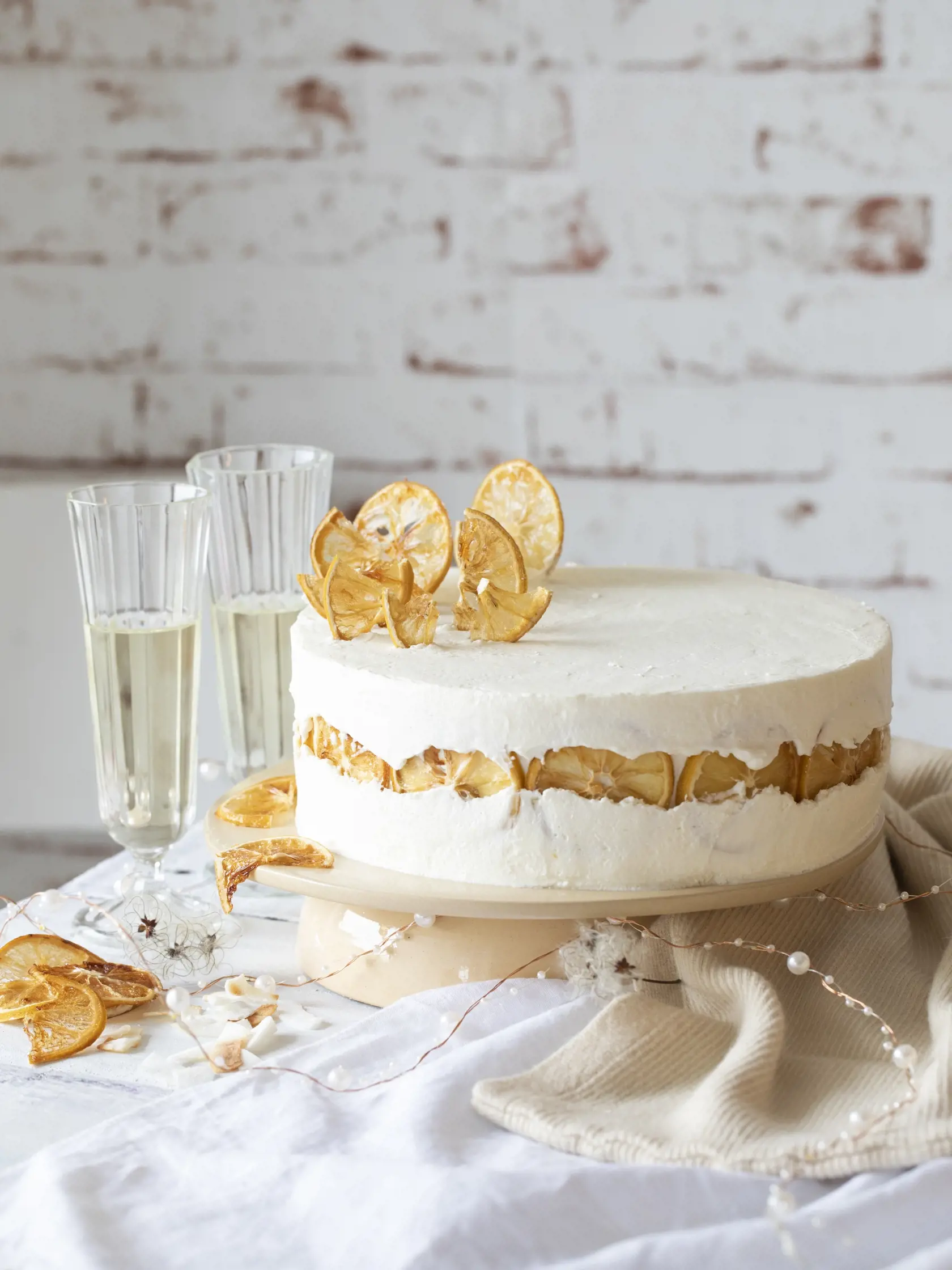 kokosová torta s citrónovým krémom

recept: 
10-12 PORCIÍ, PRÍPRAVA 40 MINÚT
+ CHLADENIE A PEČENIE 35-40 MINÚT
Na citrónový krém:
• 5 žĺtkov • 75 g trstinového cukru • 75 g citrónovej šťavy • 55 g masla • kôra z 2 biocitrónov
Na korpus:
• 5 vajec • 125 ml kokosového oleja
• 130 g cukru• 75 ml kokosovej smotany • pár kvapiek vanilkového extraktu
• 130 g hladkej múky • 50 g strúhaného kokosu • 1 balíček kypriaceho prášku
Na kokosový krém:
• 500 g jemného tučného tvar