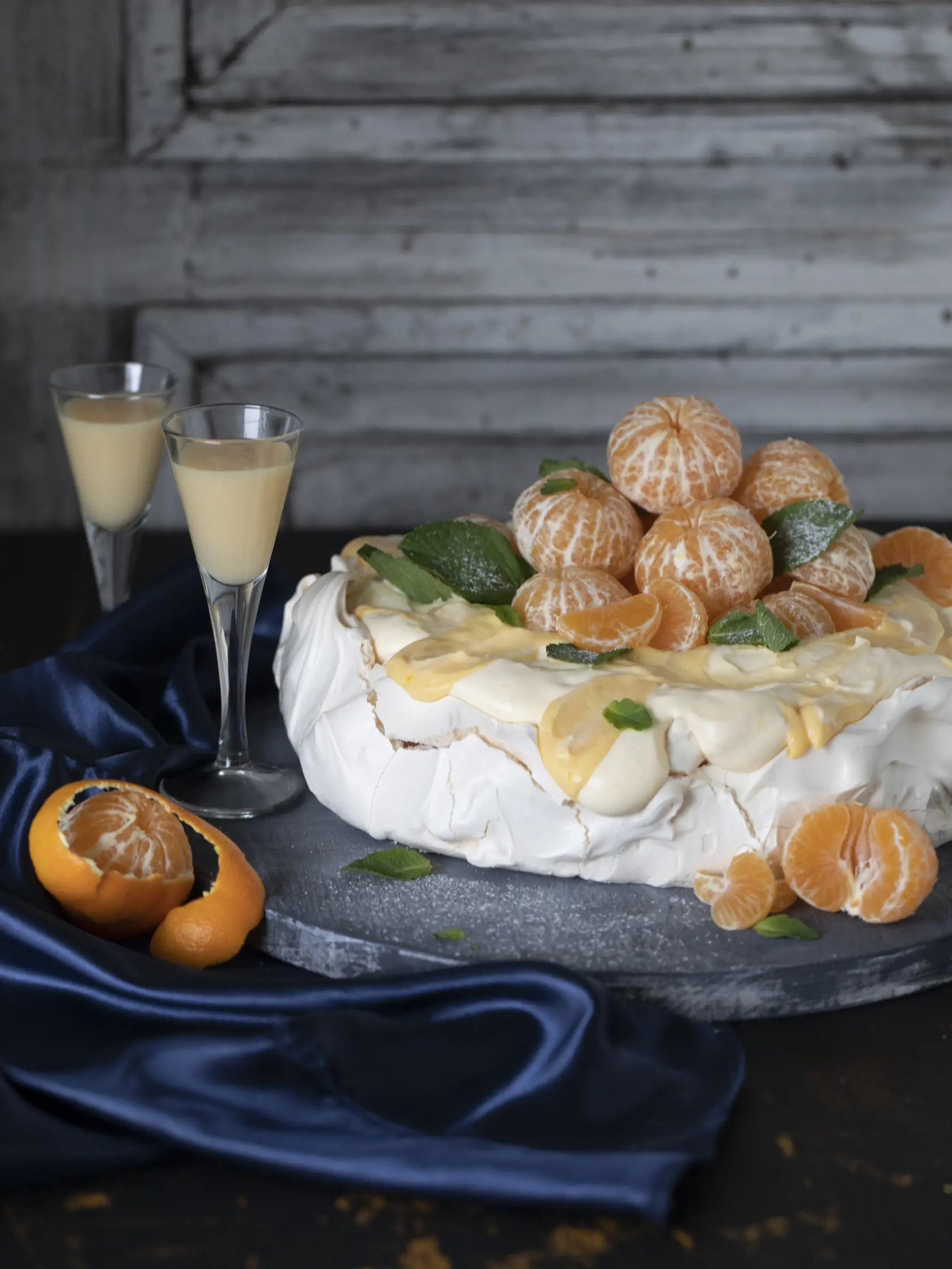 pavlovovej torta s mandarínkovým krémom a vaječným koňakom

recept: 
12 PORCIÍ, PRÍPRAVA 35 MINÚT
+ CHLADENIE, PEČENIE 1,5 HODINY
Na korpus:
• 6 bielkov
• štipka soli
• 400 g krupicového cukru • 1 a pol lyžičky octu
• 2 lyžice kukuričného škrobu Na mandarínkový krém:
• 60 g krupicového cukru
• 2 lyžičky kukuričného škrobu
• 2 vajcia L
• 2 žĺtky L
• pol šálky čerstvej mandarínkovej
šťavy
• 1 lyžica citrónovej šťavy
• 85 g masla
• 250 ml smotany na šľahanie
• kô