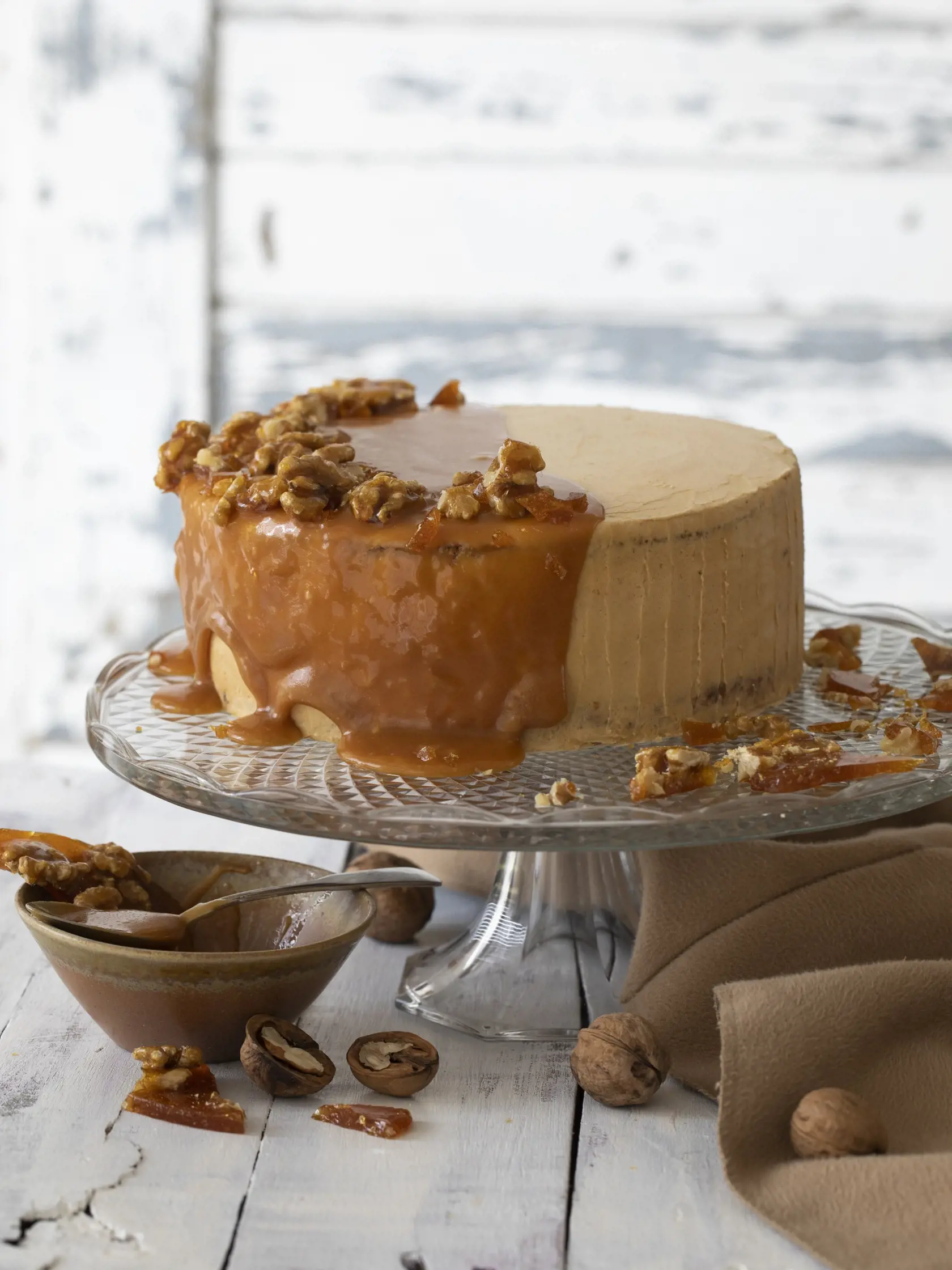 orieškovo karamelová torta

recept: 
12 PORCIÍ, PRÍPRAVA 35 MINÚT, PEČENIE 40 MINÚT
Na korpus:
• 4 vajcia • 200 g kryštálového
cukru • 8 lyžíc studenej vody • 160 g hladkej múky (+ na pomúčenie formy)
• 1 balíček kypriaceho prášku • 80 g mletých vlašských orechov + celé
na ozdobu • maslo na vymastenie formy
Na karamel:
• 160 g cukru • 60 ml smotany
na šľahanie • štipka soli • 100 g masla
Na karamelový krém:
• 300 ml mlieka • 1 karamelový puding • 250 g masla • 50 g pra