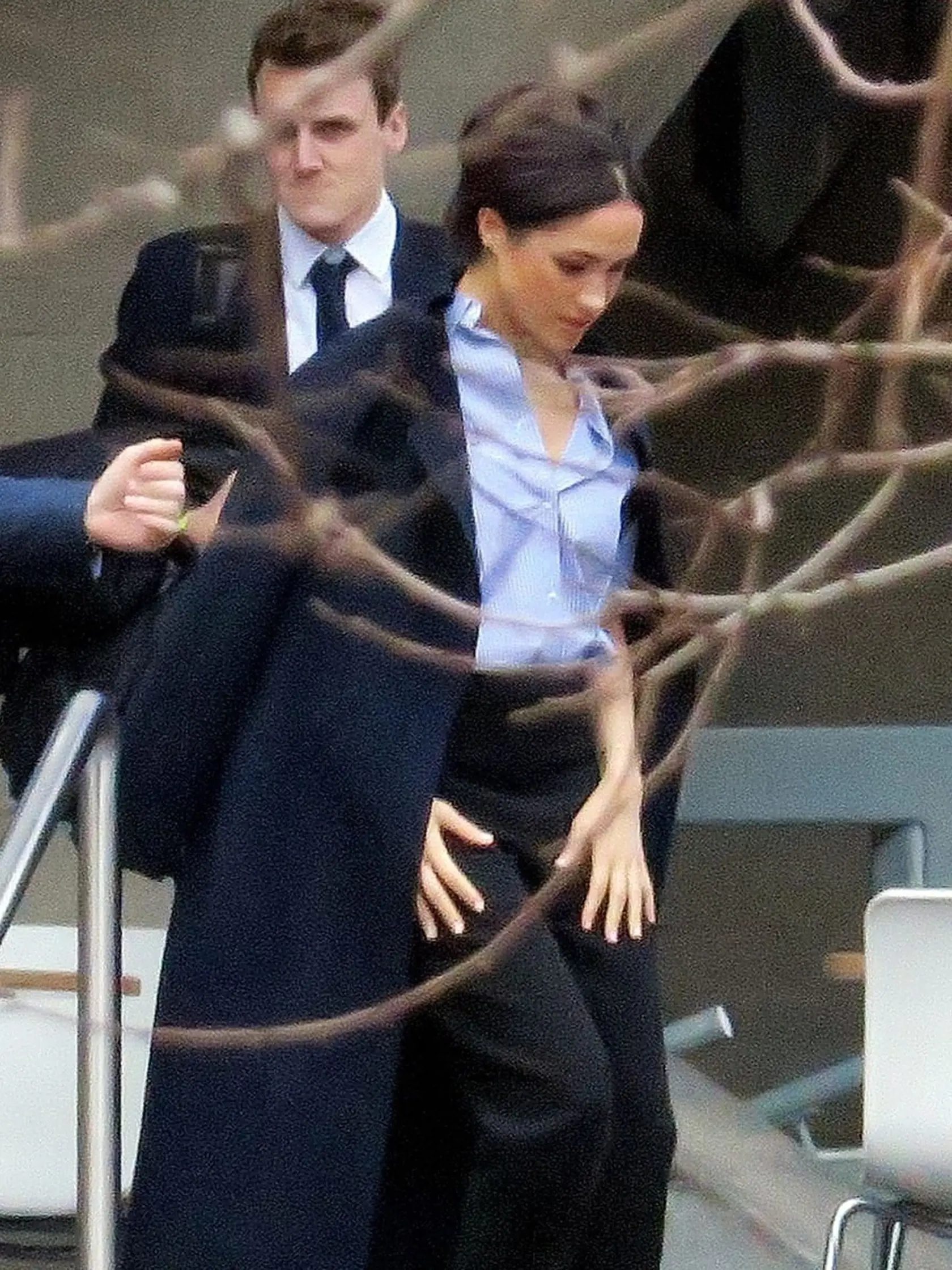 Kam dala Meghan svoju obrúčku? Deje sa vari niečo, o čom nevieme? Pred odchodom do Kanady nemala na ruke obrúčku...