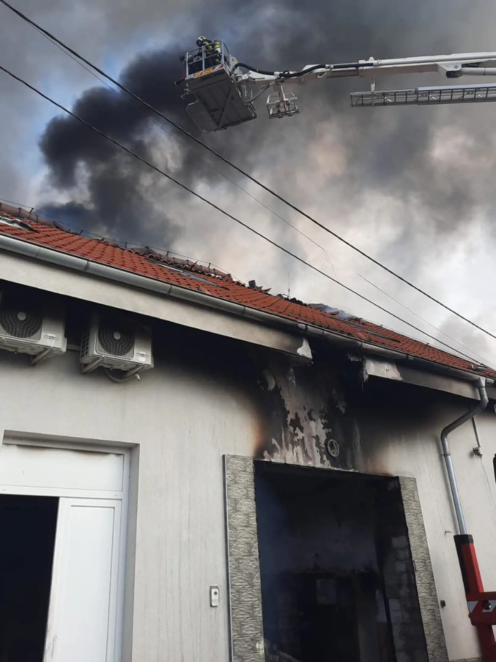 V Červeníku pri Hlohovci zachvátil oheň reštauráciu