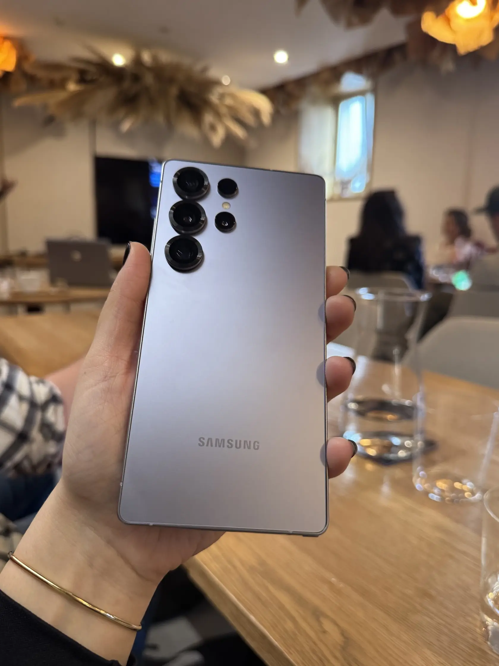 Vďaka pokročilým AI nástrojom dokáže napríklad najnovší telefón od Samsungu, model Galaxy S25 Ultra, predvídať vaše potreby, pomáhať s organizáciou času či vylepšovať fotografie a asistovať pri práci. 