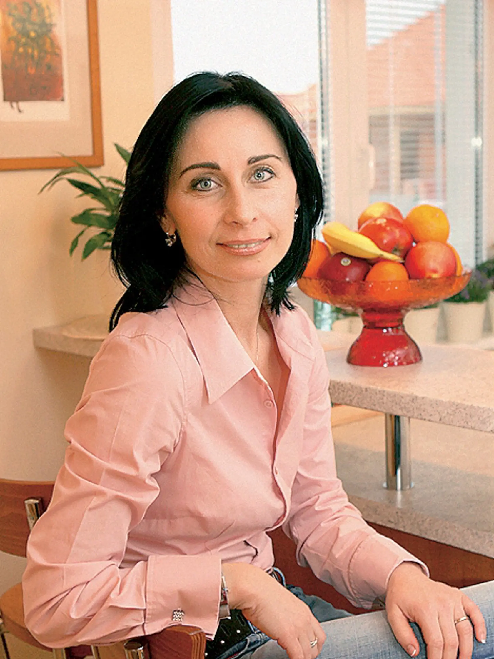 Katka Ťapáková, manželka Mareka Ťapáka, sólistka súboru SĽUK
foto : Ladislav Prikler
uverejnené Šarm 8/2007
pôvodný súbor:portret Katka #105C2.eps