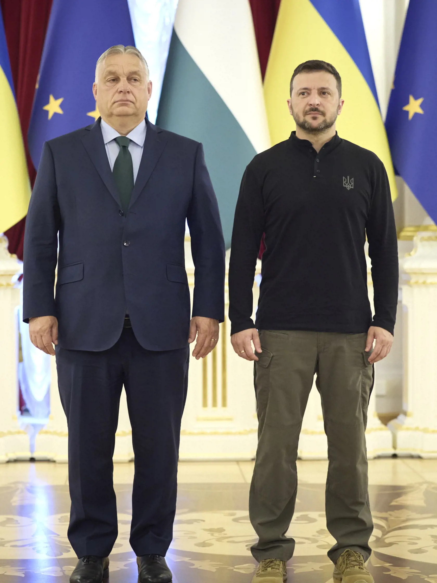 Ukrajinský prezident Volodymyr Zelenskyj (vpravo) a maďarský premiér Viktor Orbán (vľavo) pózujú počas stretnutia v Kyjeve 2. júla 2024.