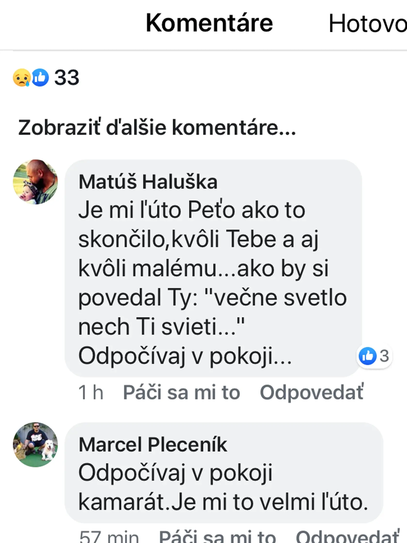 Kamaráti píšu Petrovi odkazy.