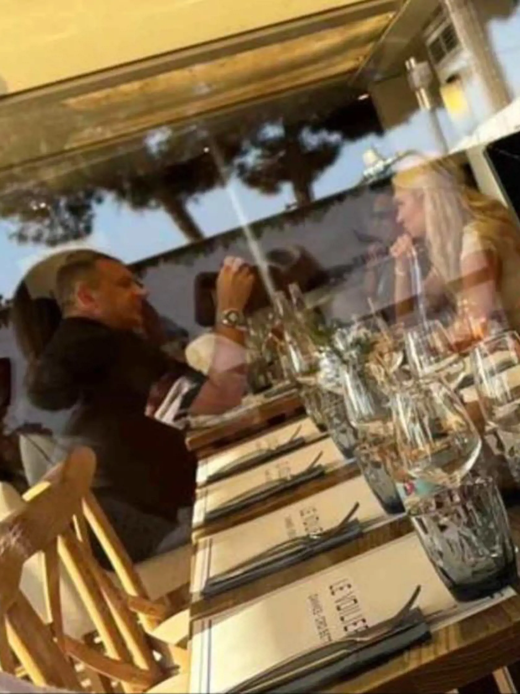 Danka našli Slováci aj v Abu Dhabi. Na obede sedí so Sylviou.