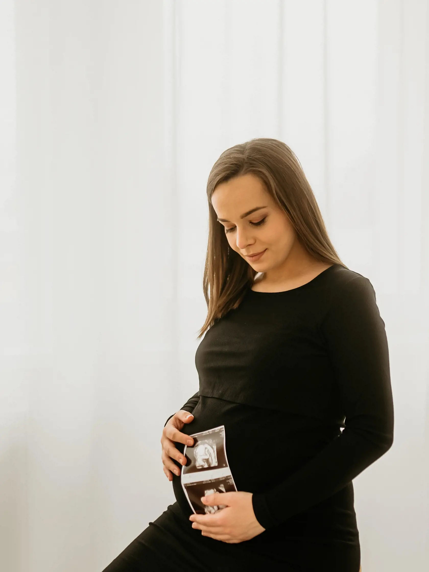 Moderátorka a redaktorka Diana Kovaľová s tehotenským bruškom.
