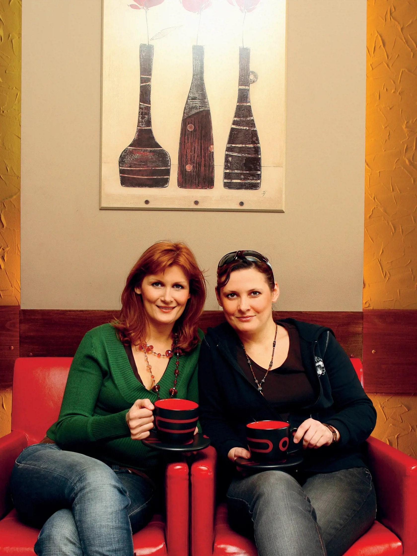 Sestry v utajení, Katarína Brychtová, sestra Zuzana Šebestová
foto : Zuzana Gavulová
uverejnené Šarm 16/2007
pôvodný súbor:brychtova + sestra .eps