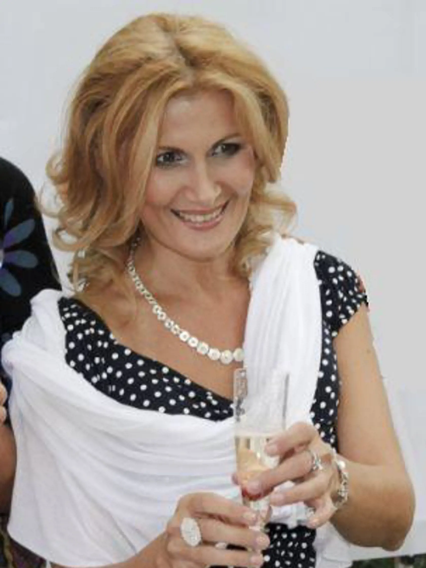 Na snímke moderátorky novej relácie STV Piknik Klub z¾ava Bibiana Ondrejková , Karin Majtánová a Katarína Brychtová  na tlaèovej besede k novej relácii STV 17.augusta 2010 v Bratislave. FOTO TASR - Tomáš Halász *** Local Caption *** šampus prípitok celebrity televízne osobnosti