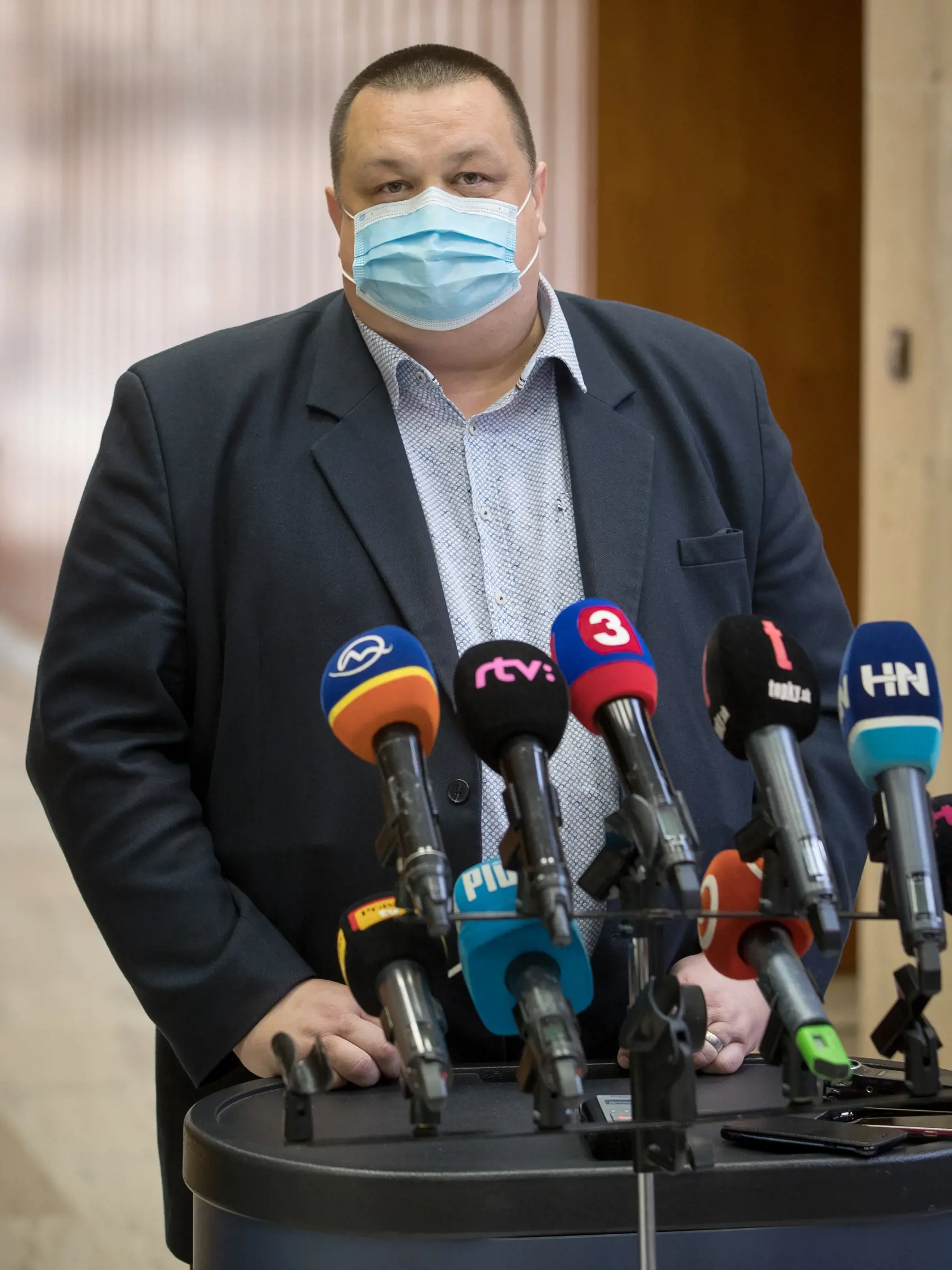 Na snímke je hlavný hygienik SR Ján Mikas, počas príchodu na zasadnutie krízového štábu.