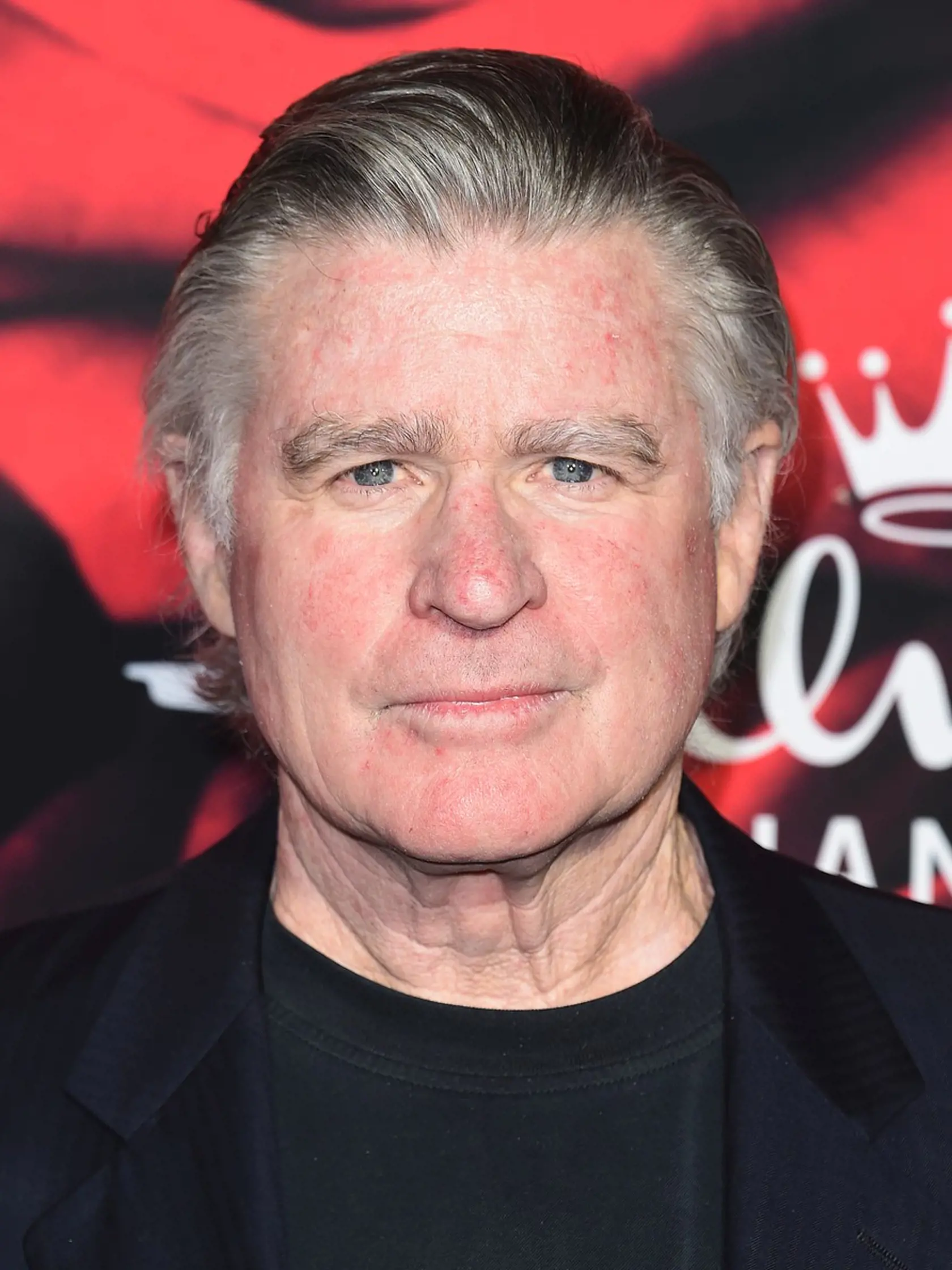 Treat Williams (68) sa preslávil rolou v muzikáli Hair (1979). Počas vysokej školy hral aktívne futbal, vlastní licenciu na pilotovanie lietadiel a stal sa leteckým inštruktorom. Vystupuje v divadle, televízii a vo filme, napísal aj knihu pre deti. Od roku 1988 je ženatý s Pam Van Sant, majú dve deti.