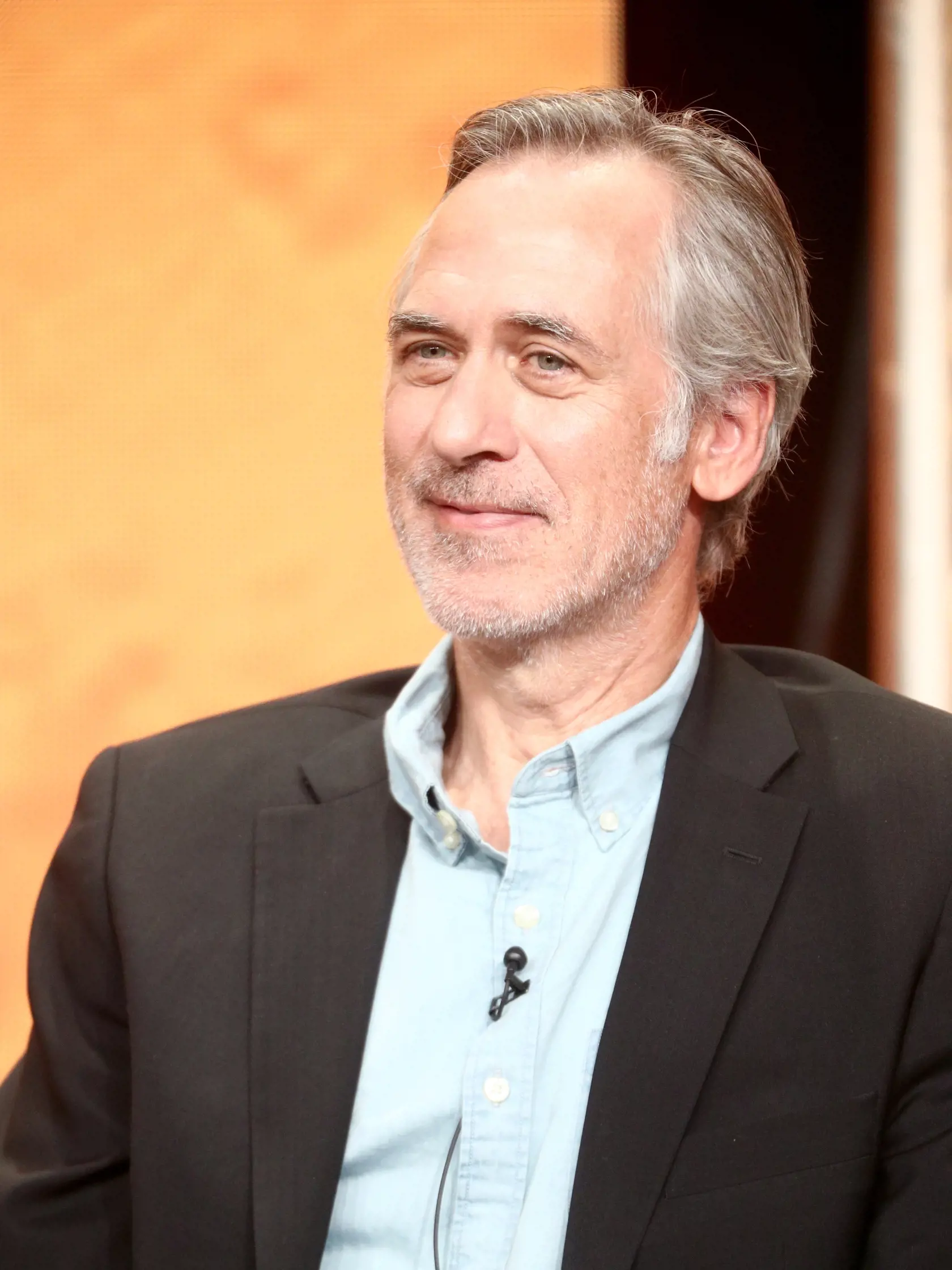 Tom Amandes (61) pochádza z 11 detí. Po absolvovaní univerzity začínal v divadle v Chicagu. Zlomový bod v kariére mu priniesla úloha Eliota Nessa v televíznom seriáli The Untouchables (1973). Hral v 11 filmoch, viac príležitostí má v televíznych projektoch. Je ženatý s bývalou herečkou Nancy Everhard, majú spolu 3 deti.