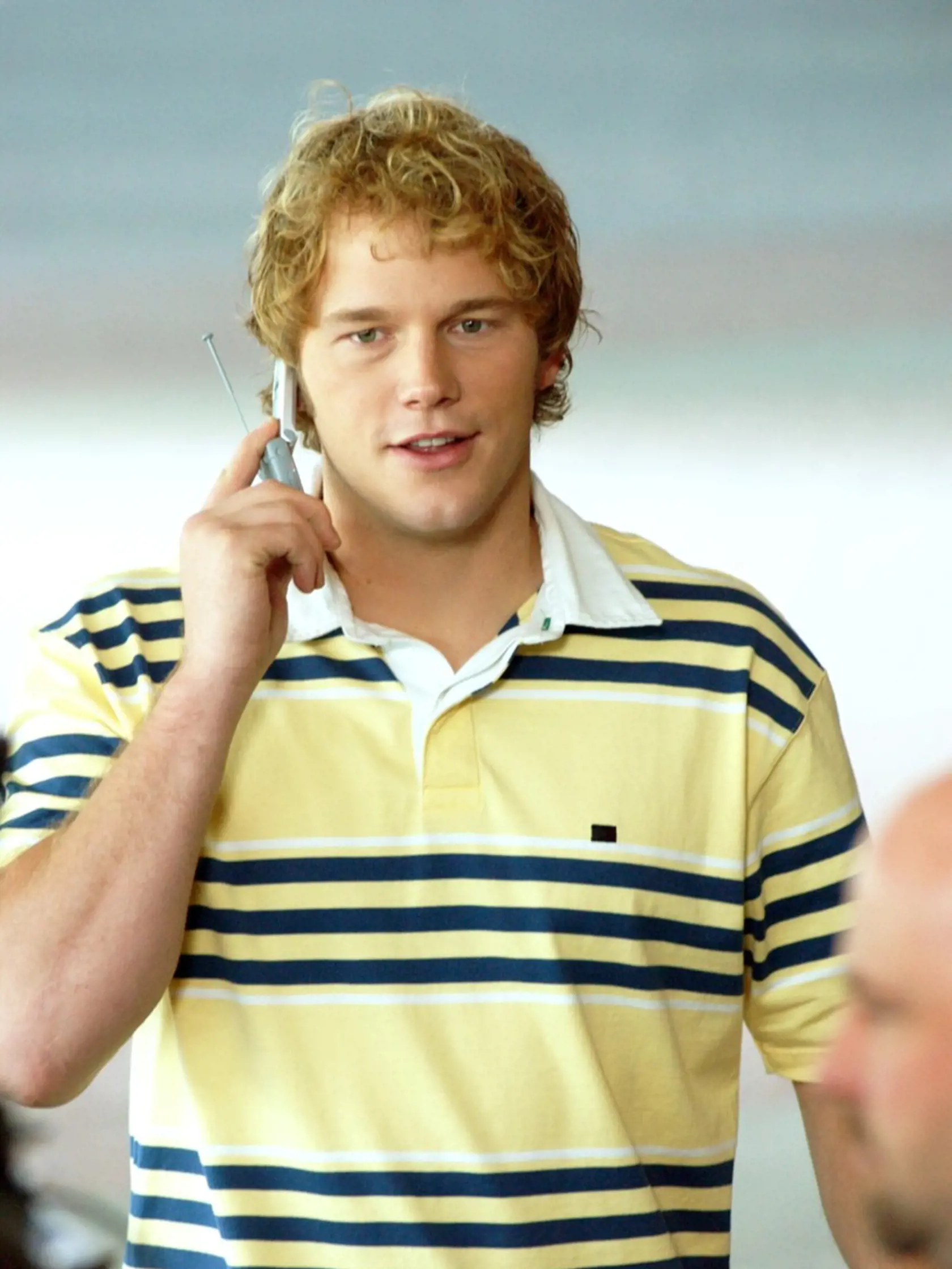 Chris Pratt dostal úlohu Brighta Abbota, syna doktora Abbotta. Namiesto školy má v hlave iba futbal a trápia ho výčitky svedomia, že je zodpovedný za nehodu svojho najlepšieho priateľa Colina, po ktorej upadol do kómy.