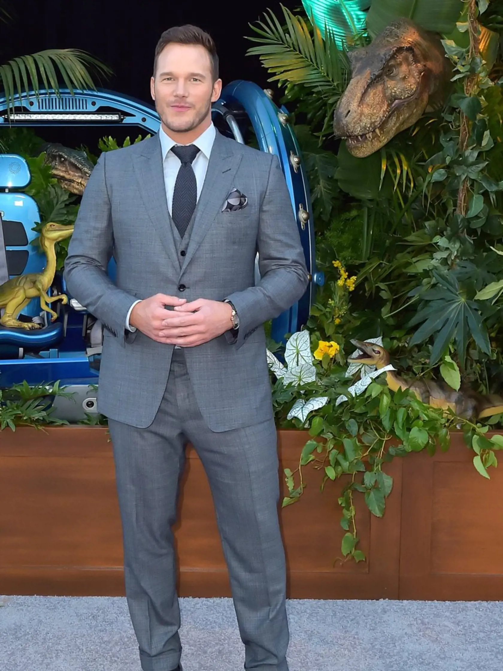 Chris Pratt (41) má z matkinej strany nórskych predkov. Matka pracovala v supermarkete, otec bol baník. Zo školy odišiel, živil sa ako predavač vstupeniek, striptér, až nakoniec skončil na Havaji ako bezdomovec, spával v stane na pláži. V 19 ho tam objavila režisérka a herečka Rae Dawn Chong a ponúkla mu prvú rolu. V rokoch 2009-2018 bol ženatý s herečkou Annou Faris, s ktorou má syna Jacka. V roku 2019 sa oženil s Katherine Schwarzenegger, v auguste 2020 sa im narodila dcéra Lyla Maria.