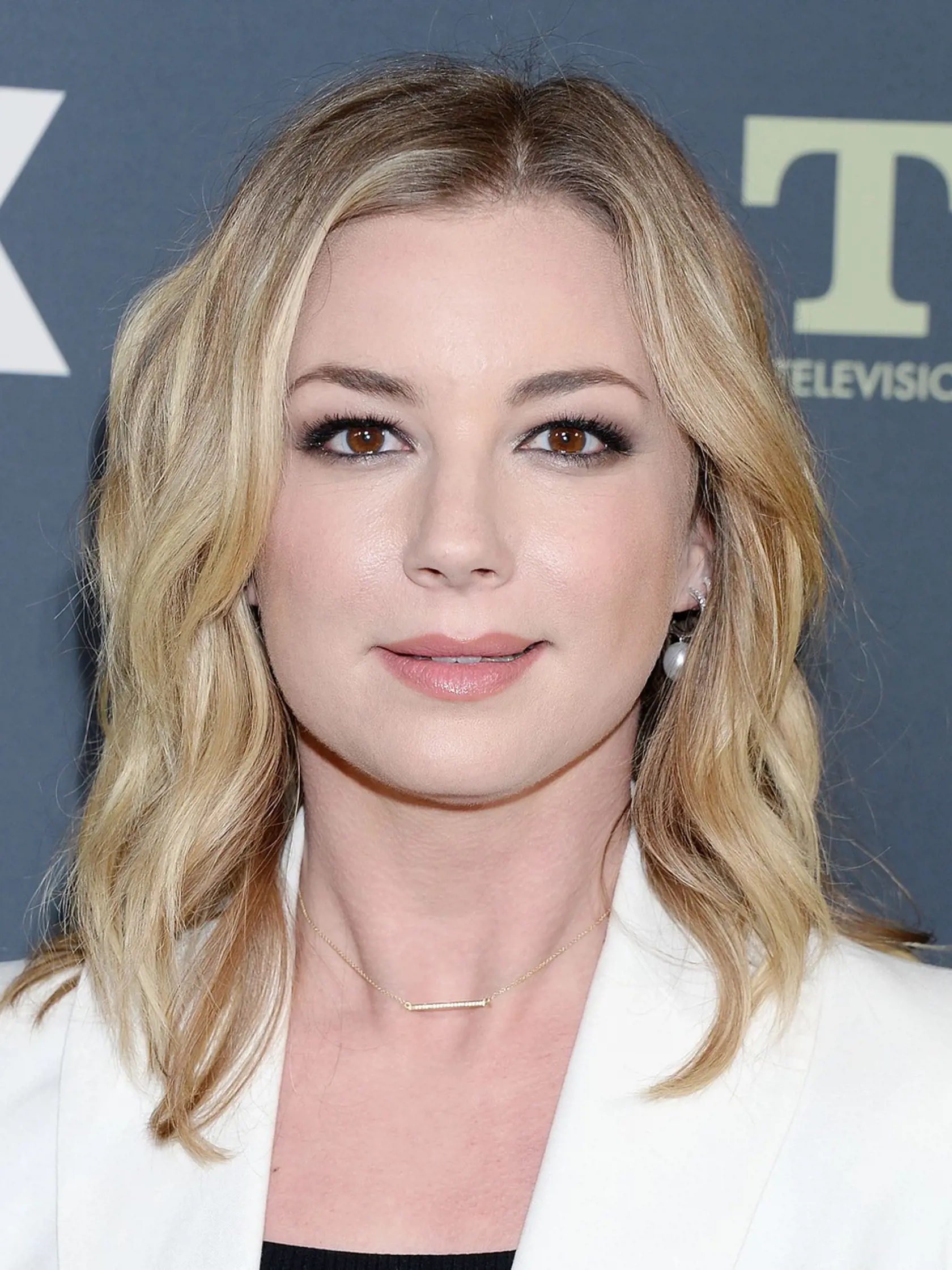 Emily VanCamp (34) je kanadská herečka. V troch rokoch začala tancovať a v dvanástich ju prijali do baletnej školy. Keď však uvidela sestru Katie vo filme Ladies Room, začala chodiť na hodiny herectva. Považuje sa za feministku. Keby jej to nevyšlo s herectvom, venovala by sa tancu alebo niečomu, čo súvisí s varením. V roku 2018 sa na Bahamách vydala za herca Josha Bowmana.
