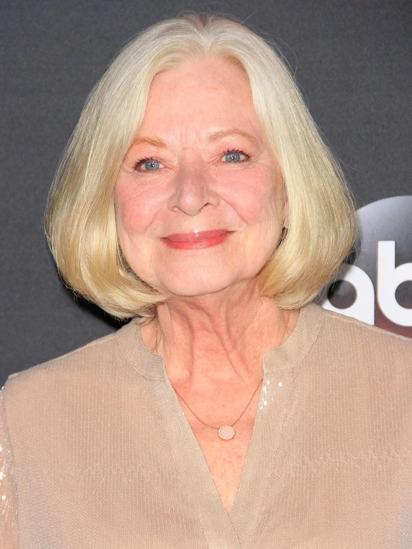 Debra Mooney (73) hrala vo vyše 80 filmoch a televíznych filmoch a seriáloch, medzi najvýraznejšie patrí rola v seriáli Everwood a vo filme Tootsie. Bola manželkou divadelného režiséra a producenta Portera Van Zandta až do jeho smrti v roku 2012. V roku 2014 sa vrátila na scénu sériou komediálnych úloh.