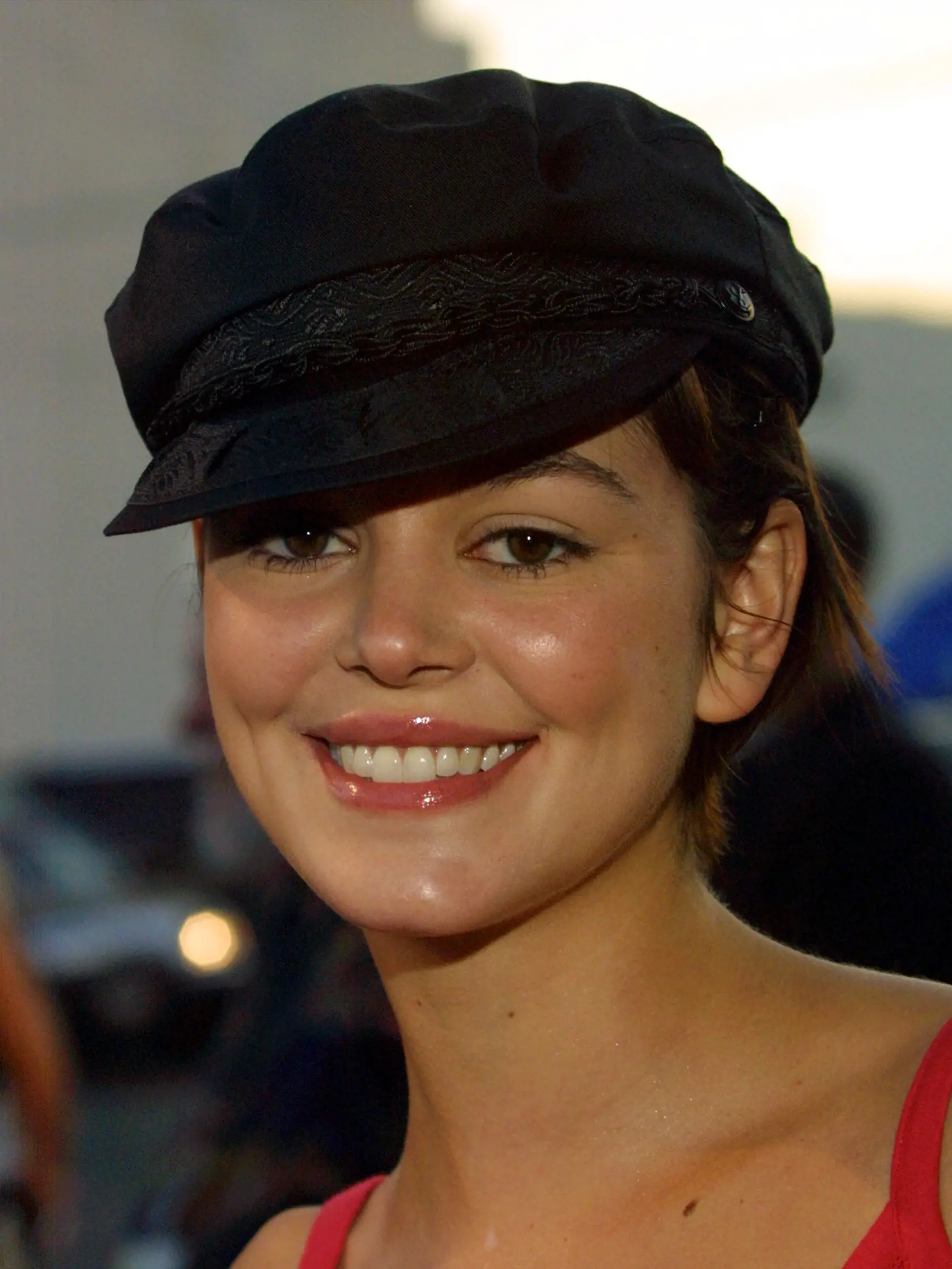 Nora Zehetner hrala v seriáli Laynie Hart, sestru Colina a najlepšiu priateľku Amy.