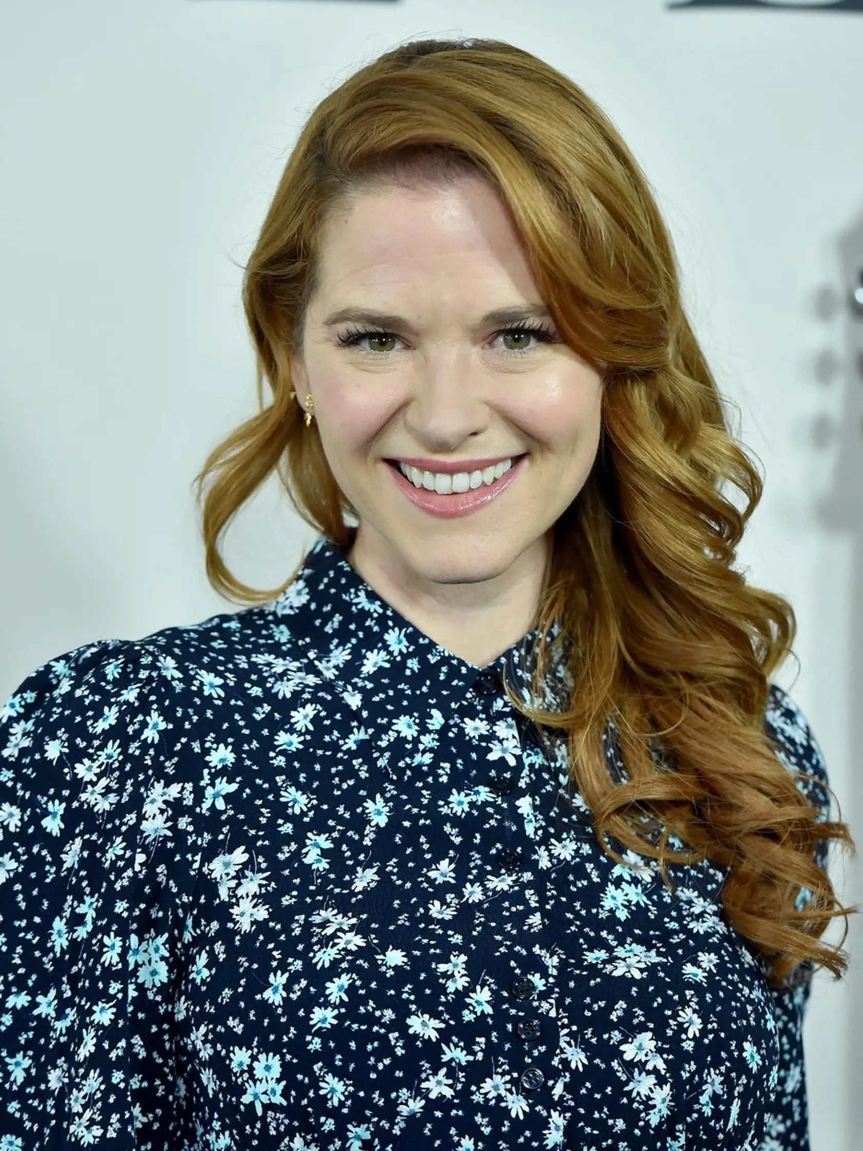 Sarah Drew (39) je herečka a režisérka. V roku 2001 debutovala v divadle v Princetone v hre Rómeo a Júlia a v roku 2003 na Broadwayi. Od roku 2002 je vydatá za lektora Kalifornskej univerzity, v roku 2012 sa im narodil syn a v roku 2014 dcéra.