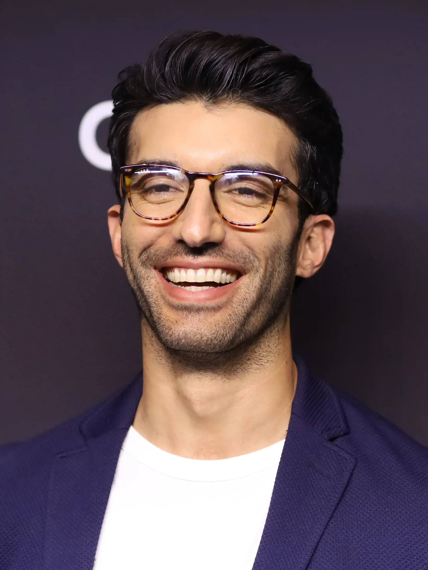 Justin Baldoni (36) má po otcovi talianskych predkov. Promoval na Kalifornskej štátnej univerzite, pracoval ako rozhlasový diskdžokej, hrá a režíruje. V roku 2012 nakrútil jeden z najsledovanejších digitálnych dokumentárnych seriálov My Last Days. V roku 2013 sa oženil so švédskou herečkou Emily Fuxler, majú dcéru Maiu a syna Maxwella.