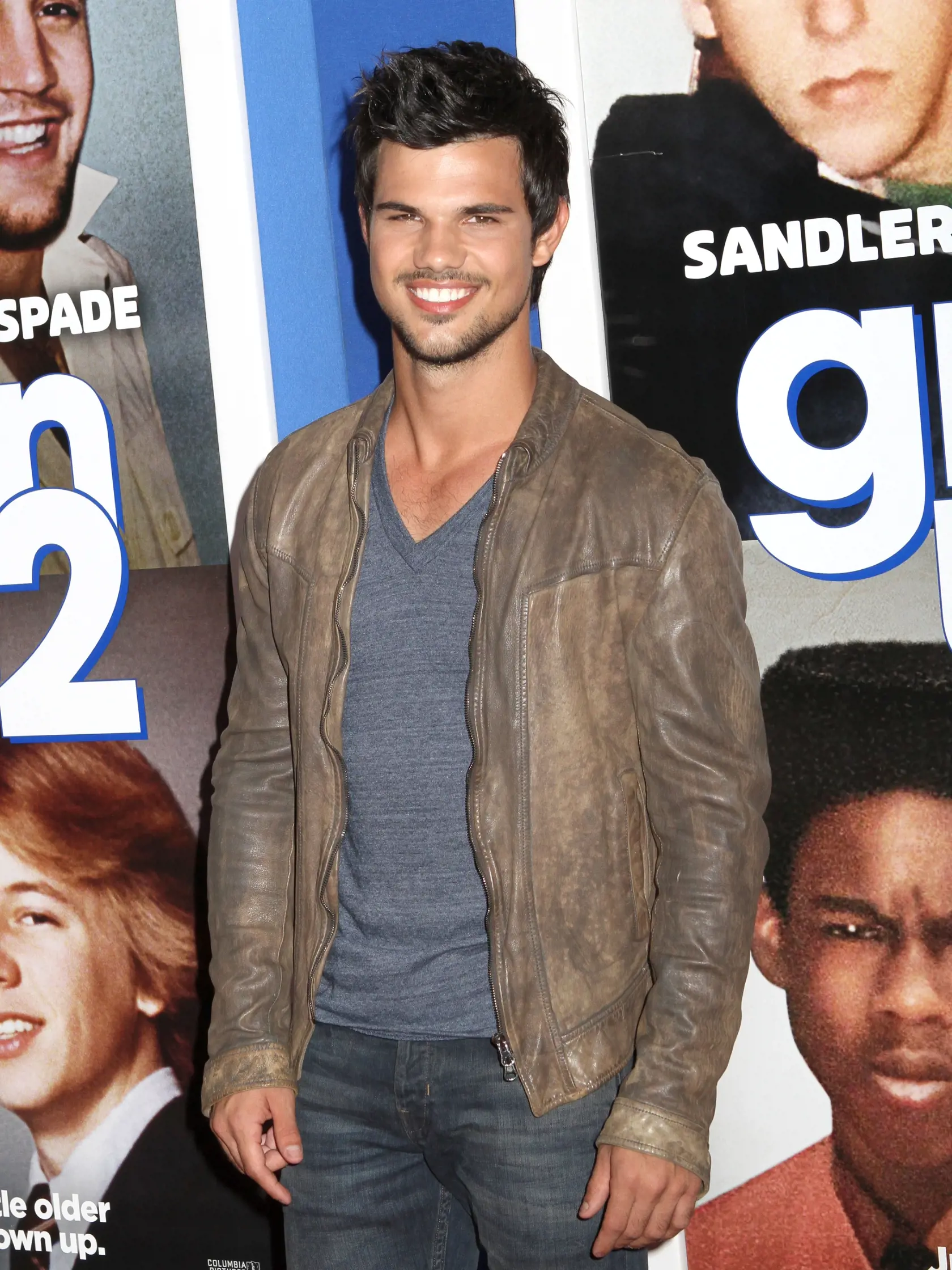 Séria Twilight pritiahla k obrazovkám milióny fanúšičiek. Dôvodom však nebol len nebezpečný upír Robert Pattinson, ale aj vlkolak Taylor Lautner, ktorý sa rovnako usiloval o srdce krásnej Belly (Kristen Stewart).