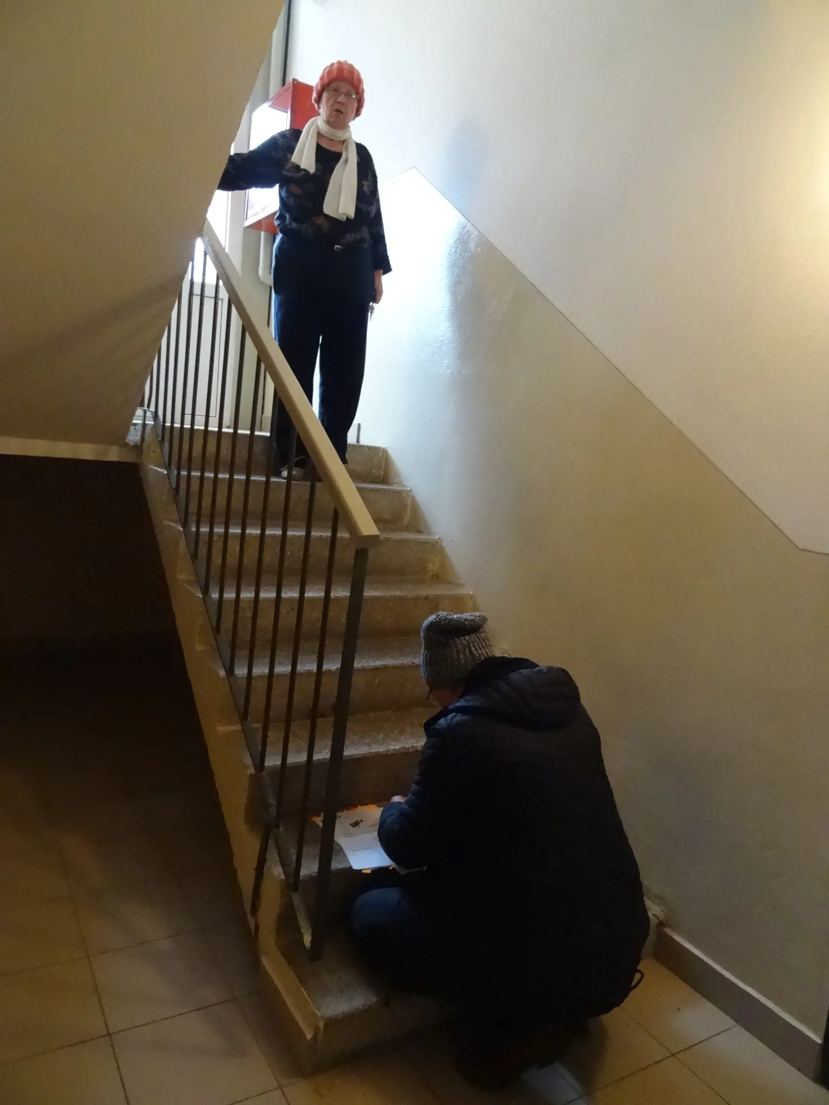 Pracovník dodávateľskej firmy v rozhovore so zástupkyňou vlastníkov bytov z Drábovej 8 Natáliou Hajzerovou.