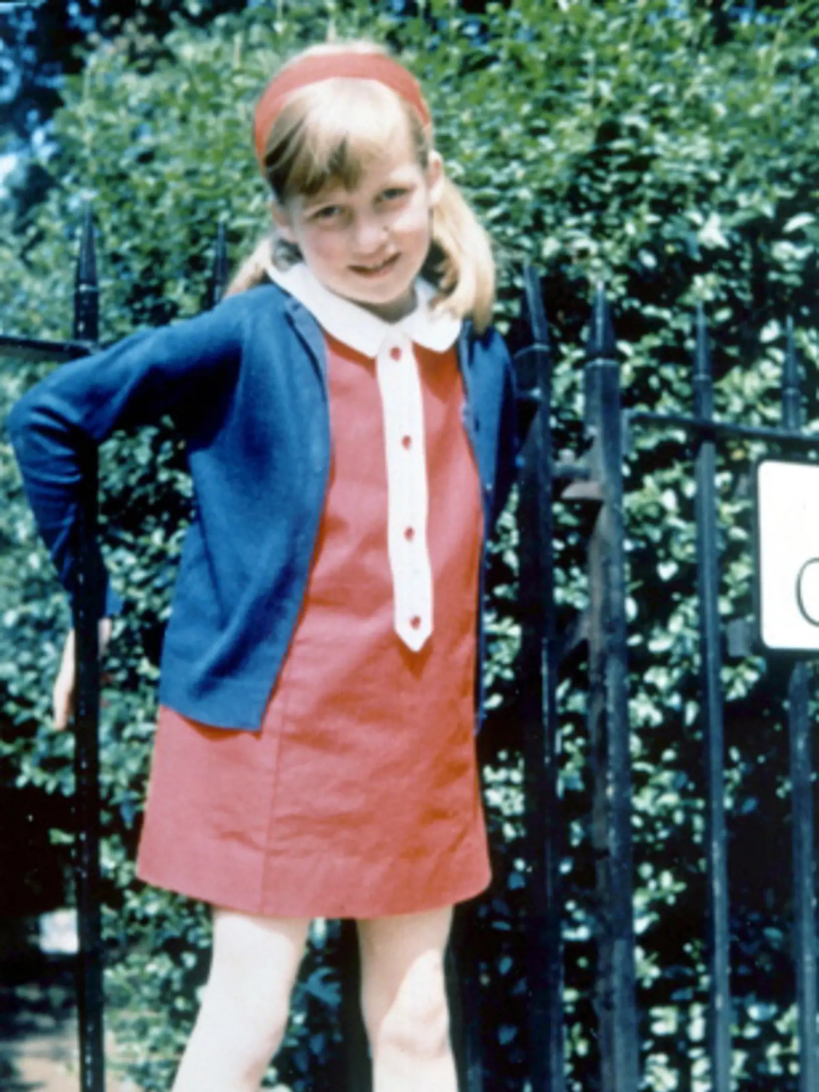 Diana sa narodila v britskej šľachte a vyrastala v blízkosti kráľovskej rodiny na ich panstve v Sandringhame. Najmladšiu dcéru Johna Spencera, 8. grófa Spencera a Frances Shand Kyddovej, výrazne ovplyvnil ich rozvod v roku 1967. Akademicky sa neposunula, mala však talent na hudbu, tanec a šport.